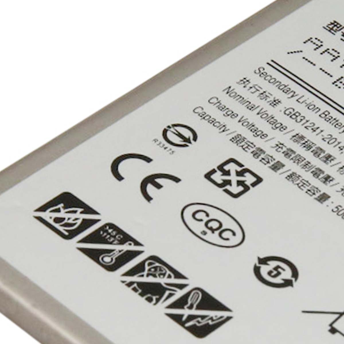 Primo piano di una batteria agli ioni di litio con simboli CE, CQC e altri.