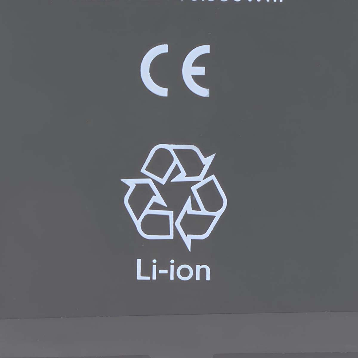 CE-Zeichen, Recycling-Symbol und Li-Ionen-Schriftzug auf grauem Hintergrund.