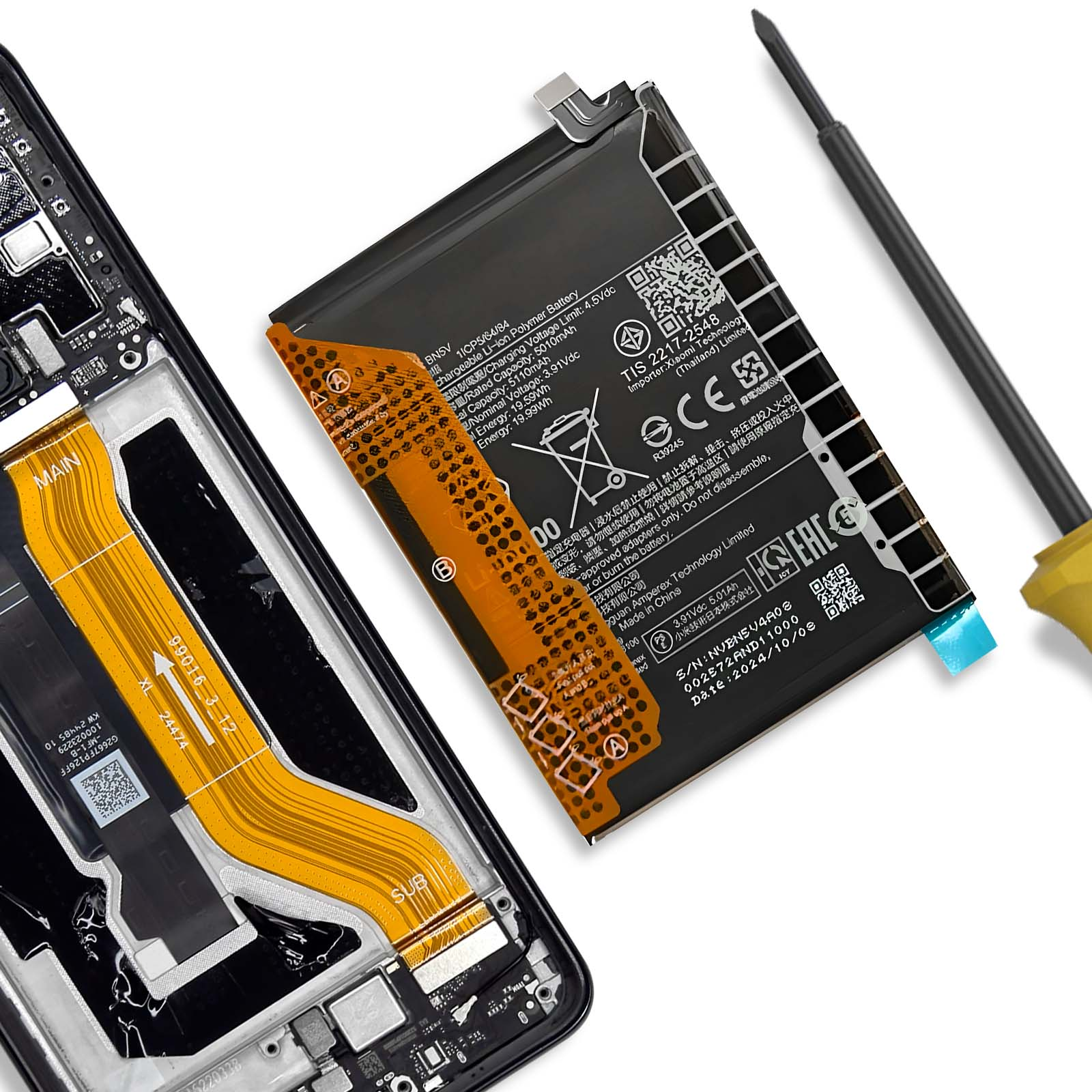 Una batería de smartphone y parte de la placa base yacen una al lado de la otra, con un destornillador cerca.