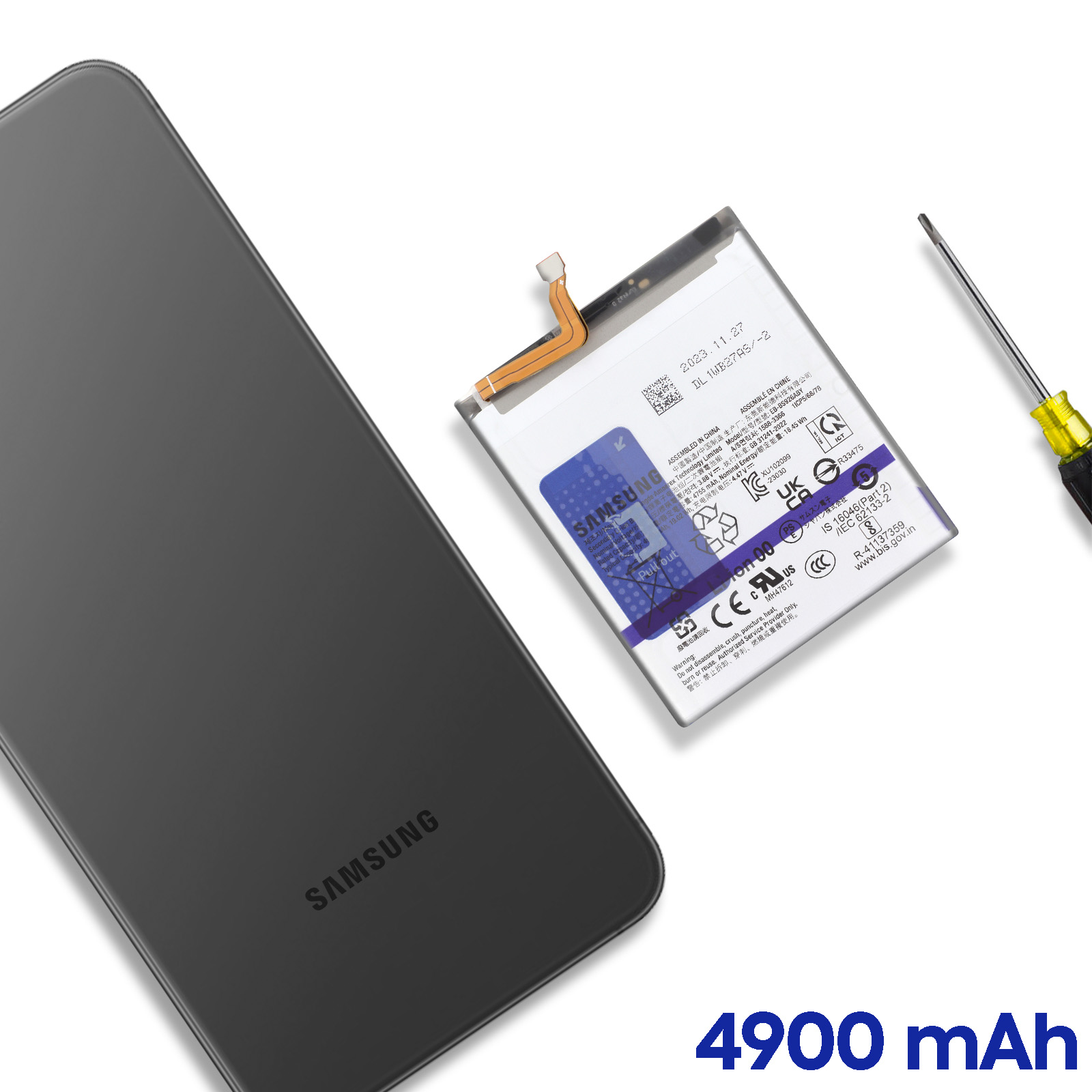 Un smartphone Samsung noir repose à côté d'une batterie de 4900 mAh.