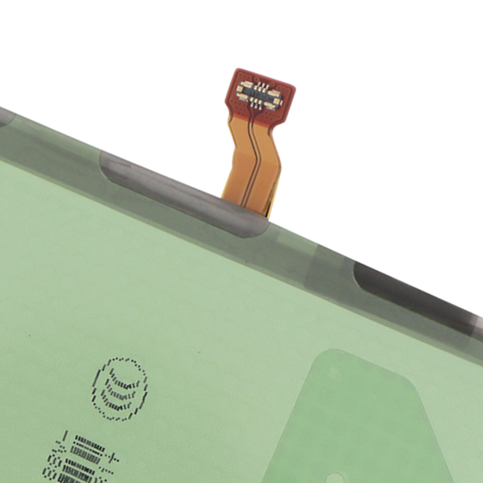 Un connecteur flexible avec une fiche marron sur fond vert clair.