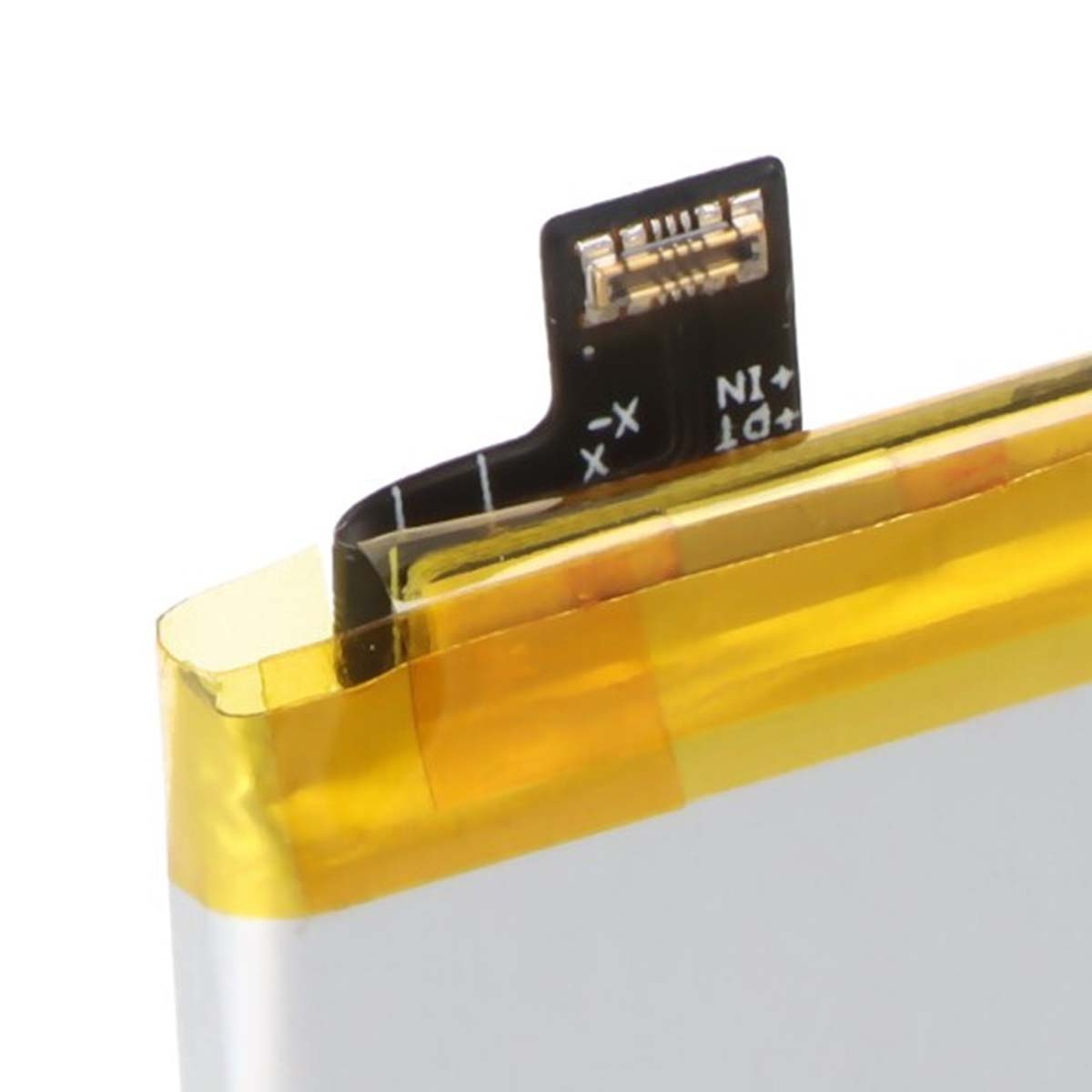 Primer plano de una batería delgada y rectangular con conector negro etiquetado '+NI' y '-X'.