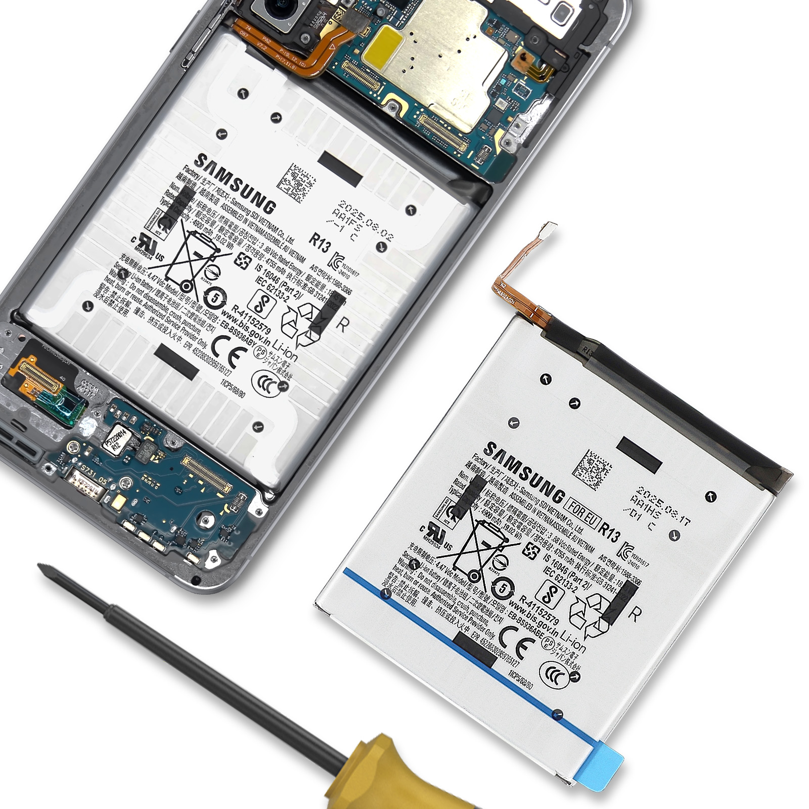 Une batterie de smartphone est montrée à côté d'un smartphone ouvert et d'un tournevis.