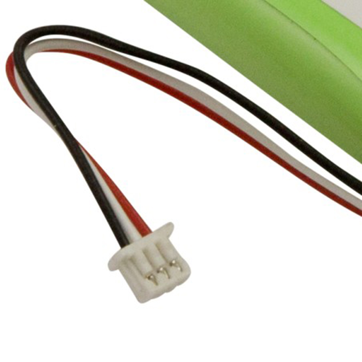 Un connettore bianco con tre fili (nero, rosso, bianco) e un oggetto verde.