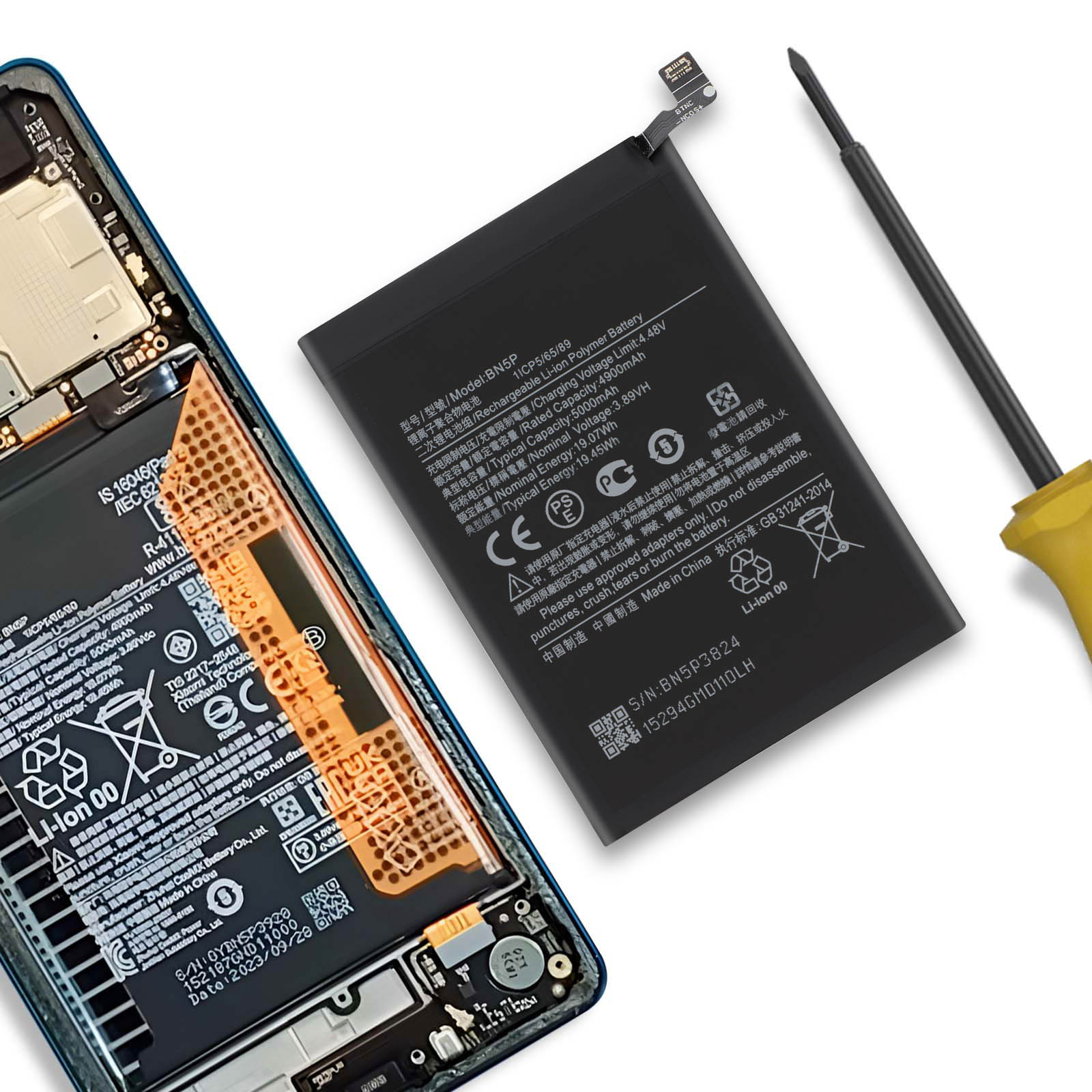 Una batteria per smartphone accanto a un cacciavite e componenti aperti.