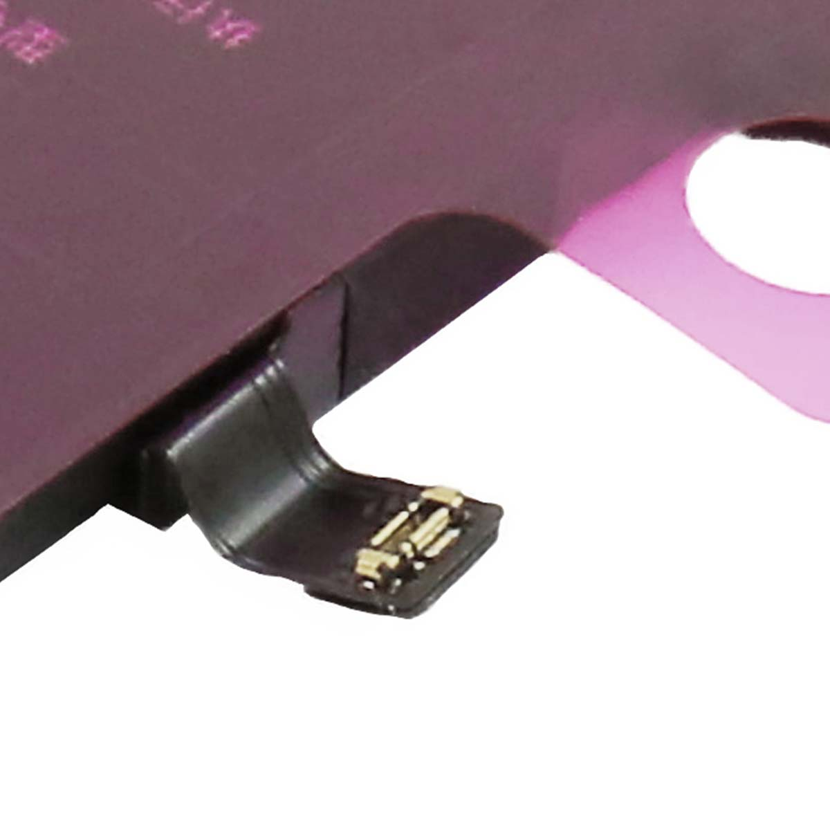 Primo piano di una batteria viola scuro con connettore flessibile nero e pin dorati.