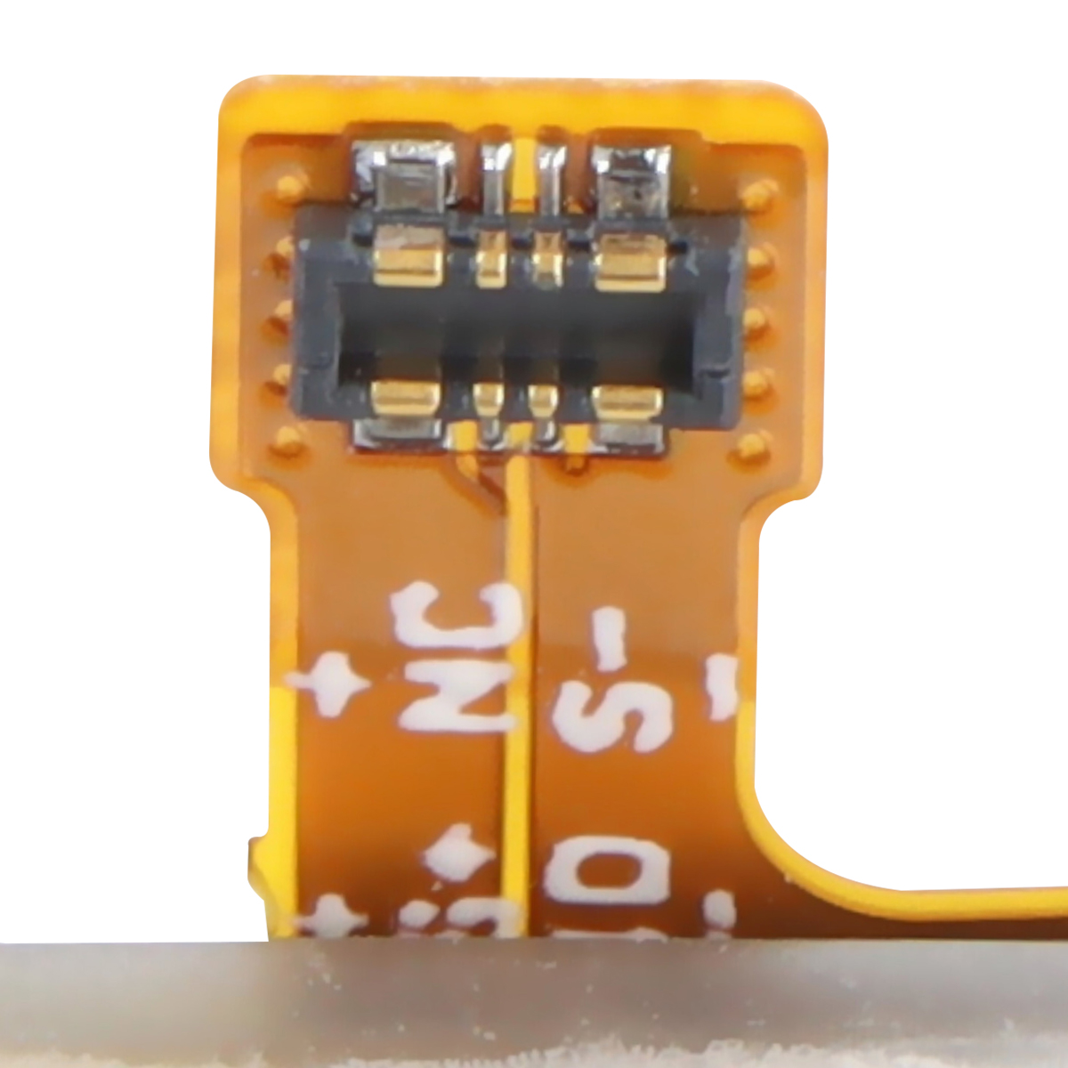 Primer plano de un conector dorado con pines negros en un cable flexible naranja.