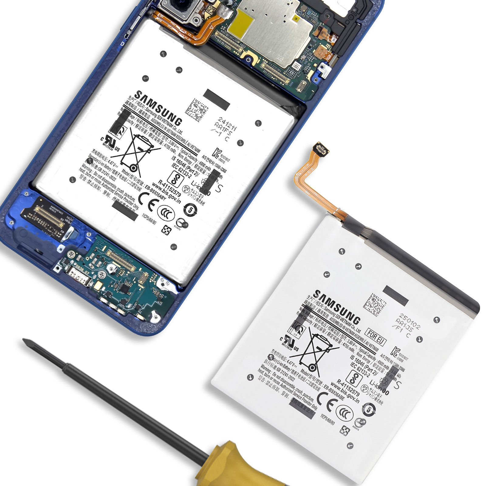 Una batteria per smartphone e una scheda madre sono affiancate. Un cacciavite è in primo piano.