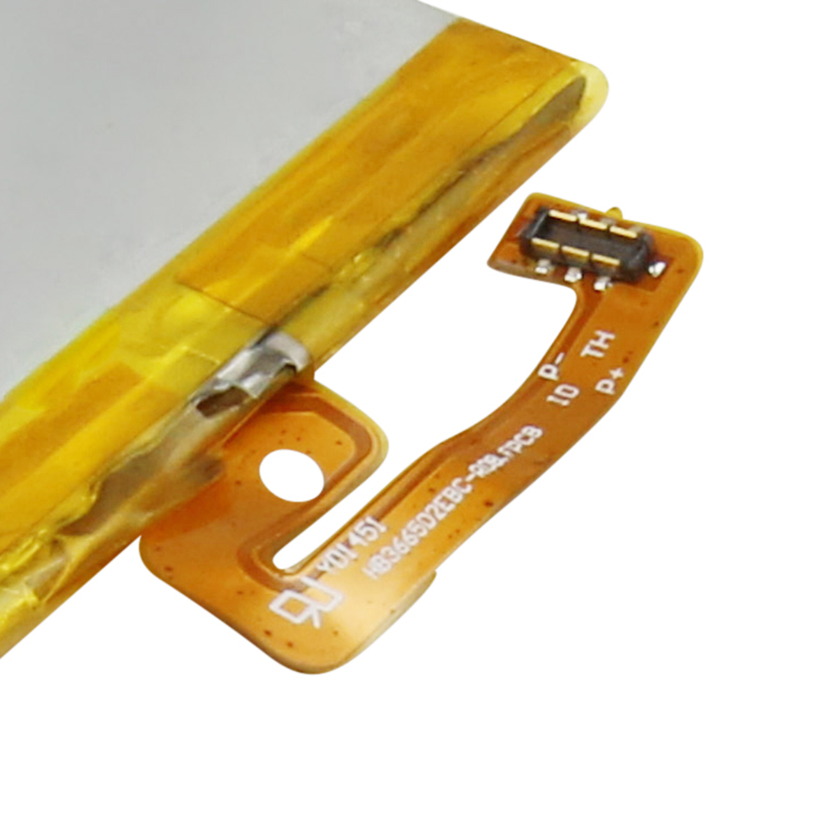 Parte di una sottile batteria gialla con cavo flessibile arancione e contatti.