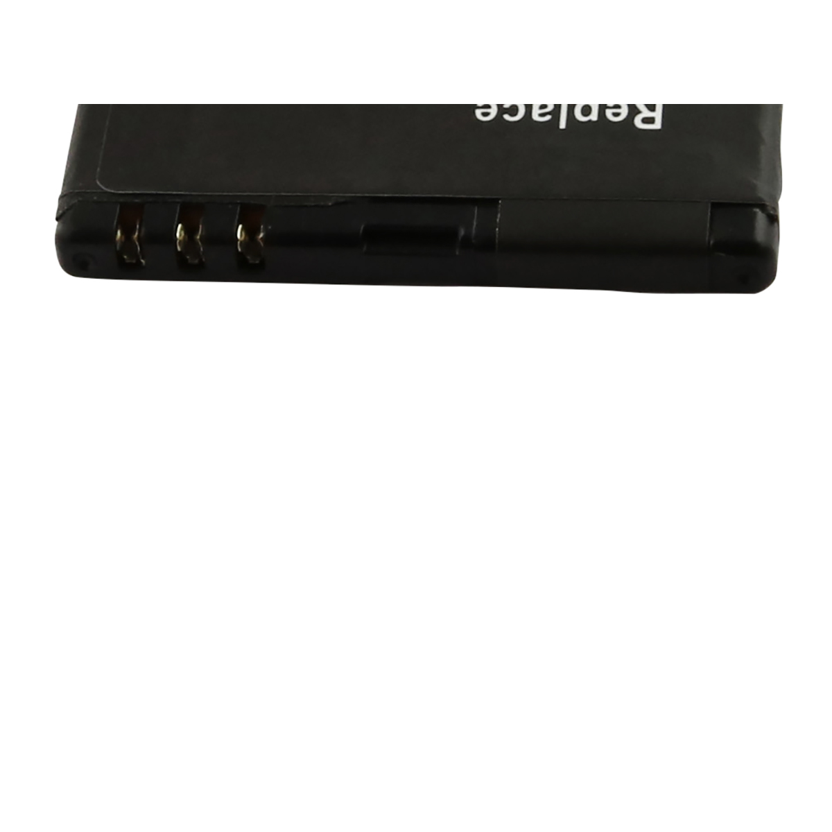 Primo piano di una batteria nera con contatti dorati e la parola “Replace”.