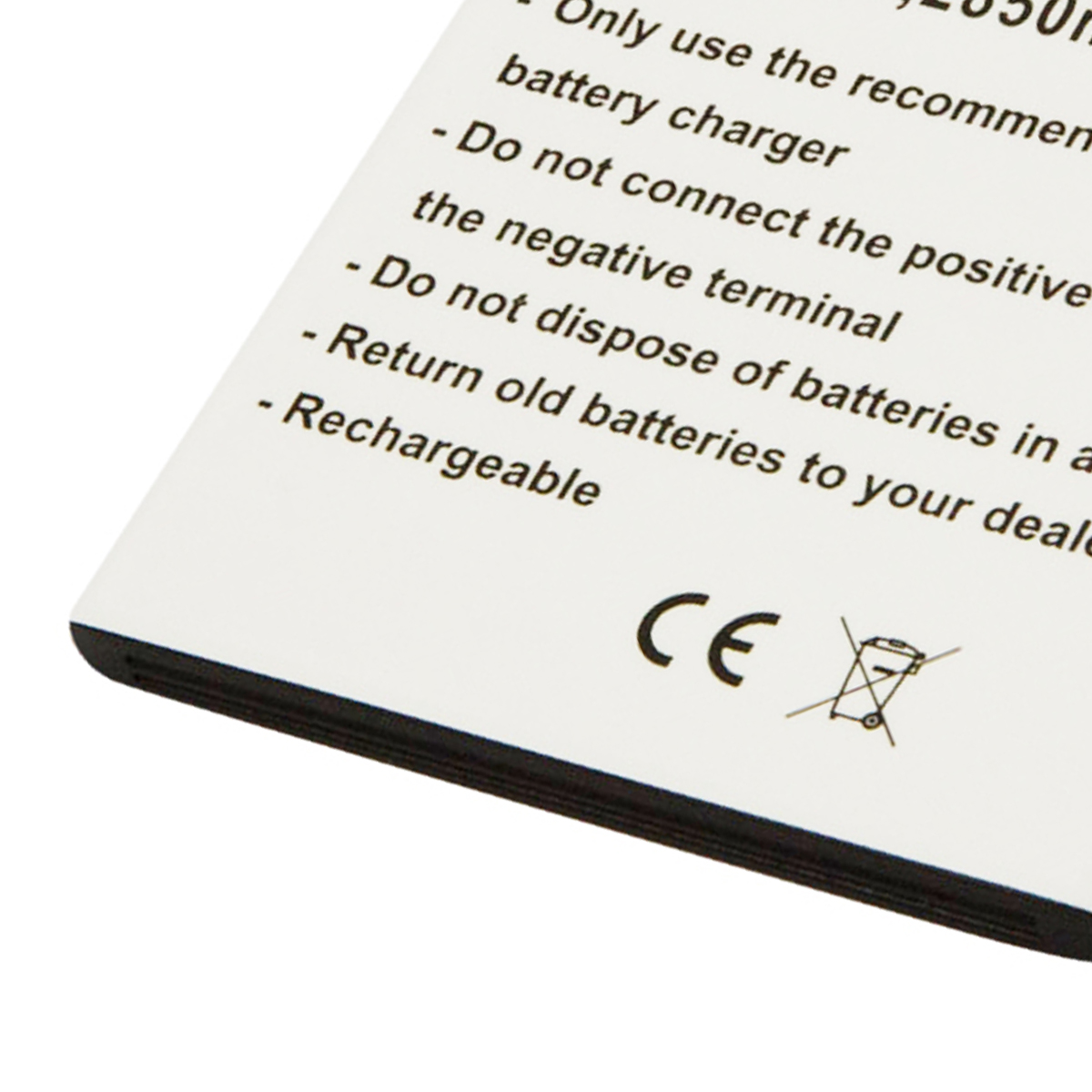 Primo piano dell'etichetta della batteria con istruzioni e marchio CE.