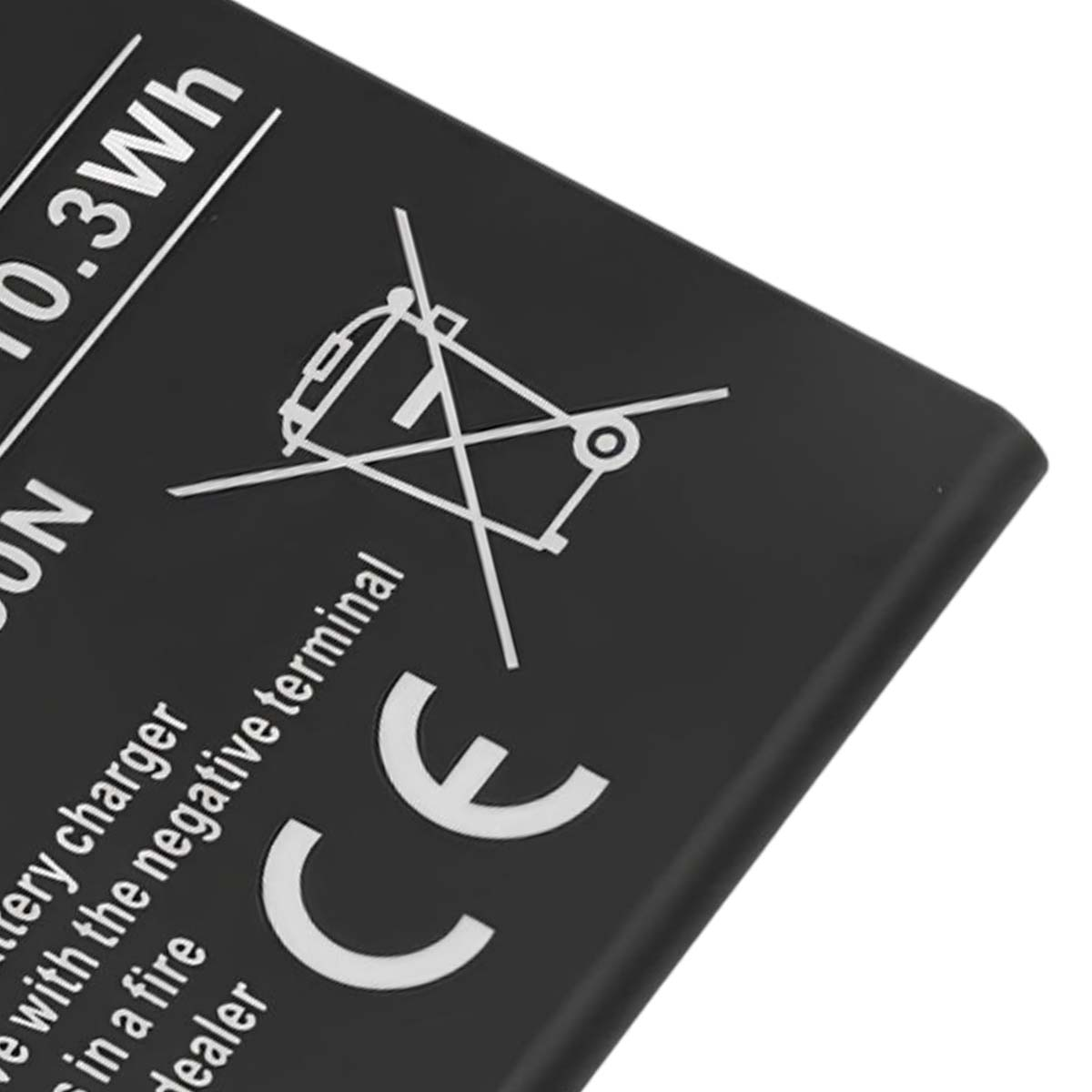 Batteria nera con testo bianco, marchio CE e simboli di avvertenza.