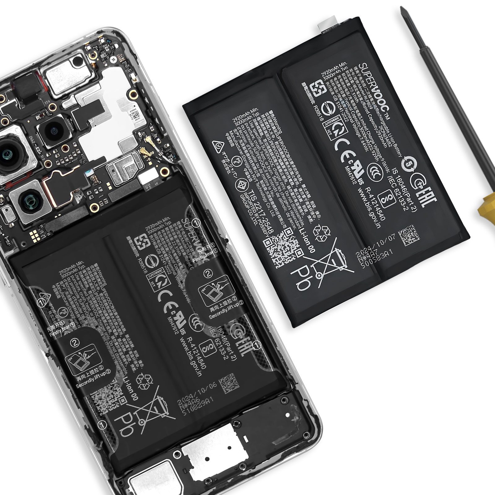 Una batteria per smartphone e la sua scheda madre sono mostrate fianco a fianco.
