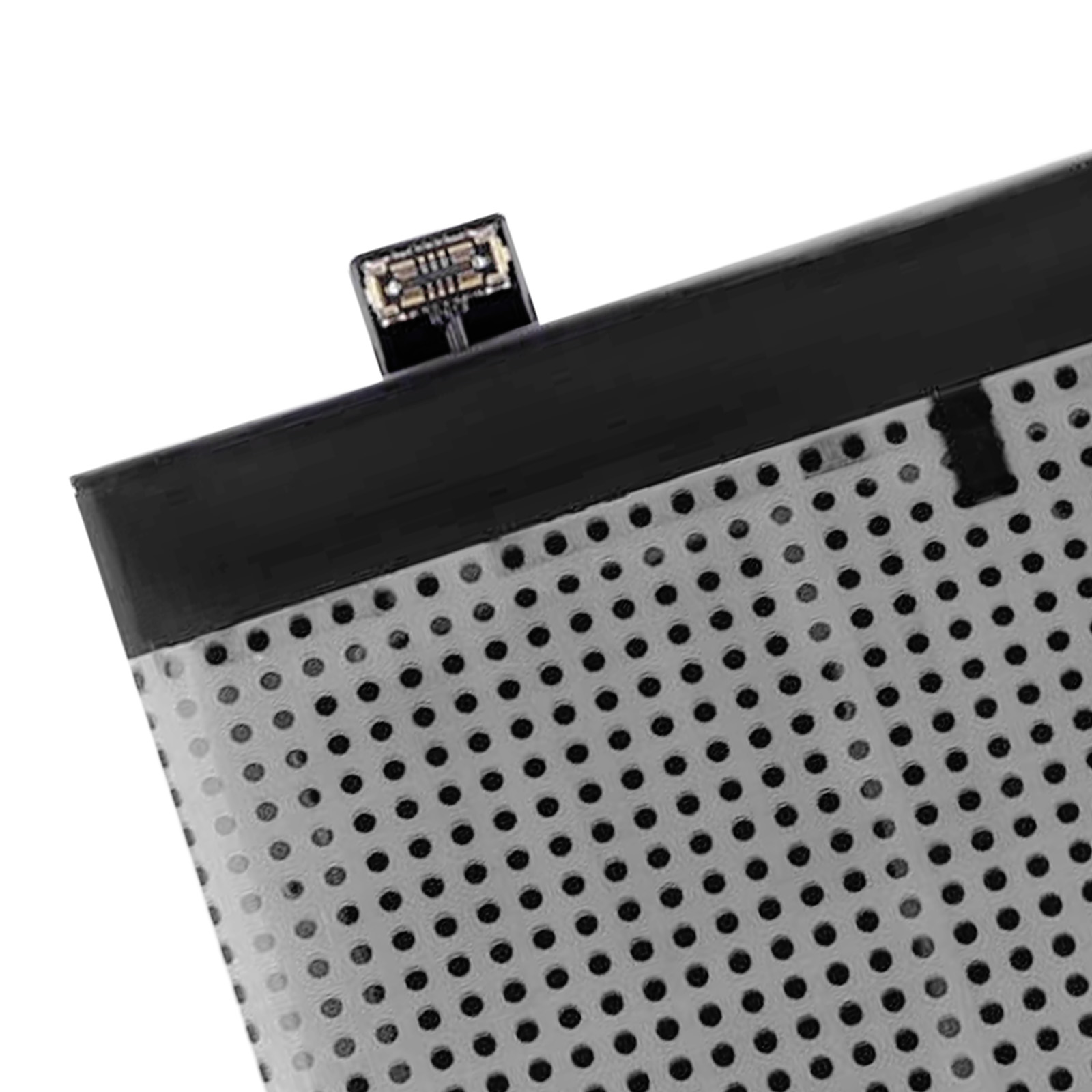 Primo piano di una batteria con connettore nero e motivo a fori su scocca argentata.