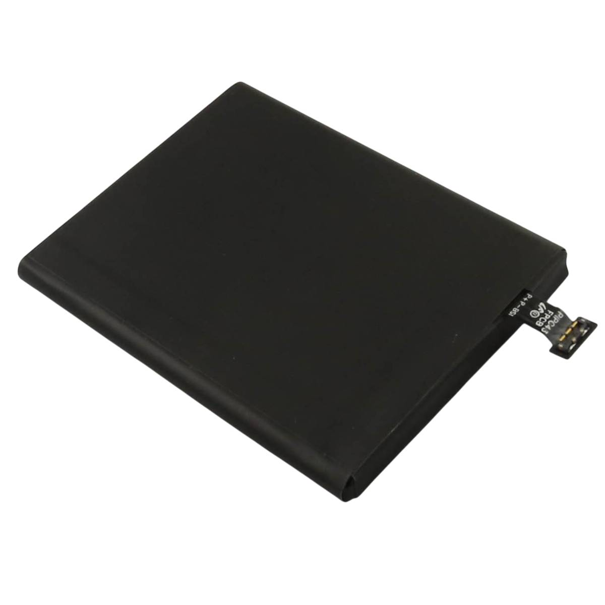 Batteria nera con un piccolo cavo di collegamento su sfondo bianco.