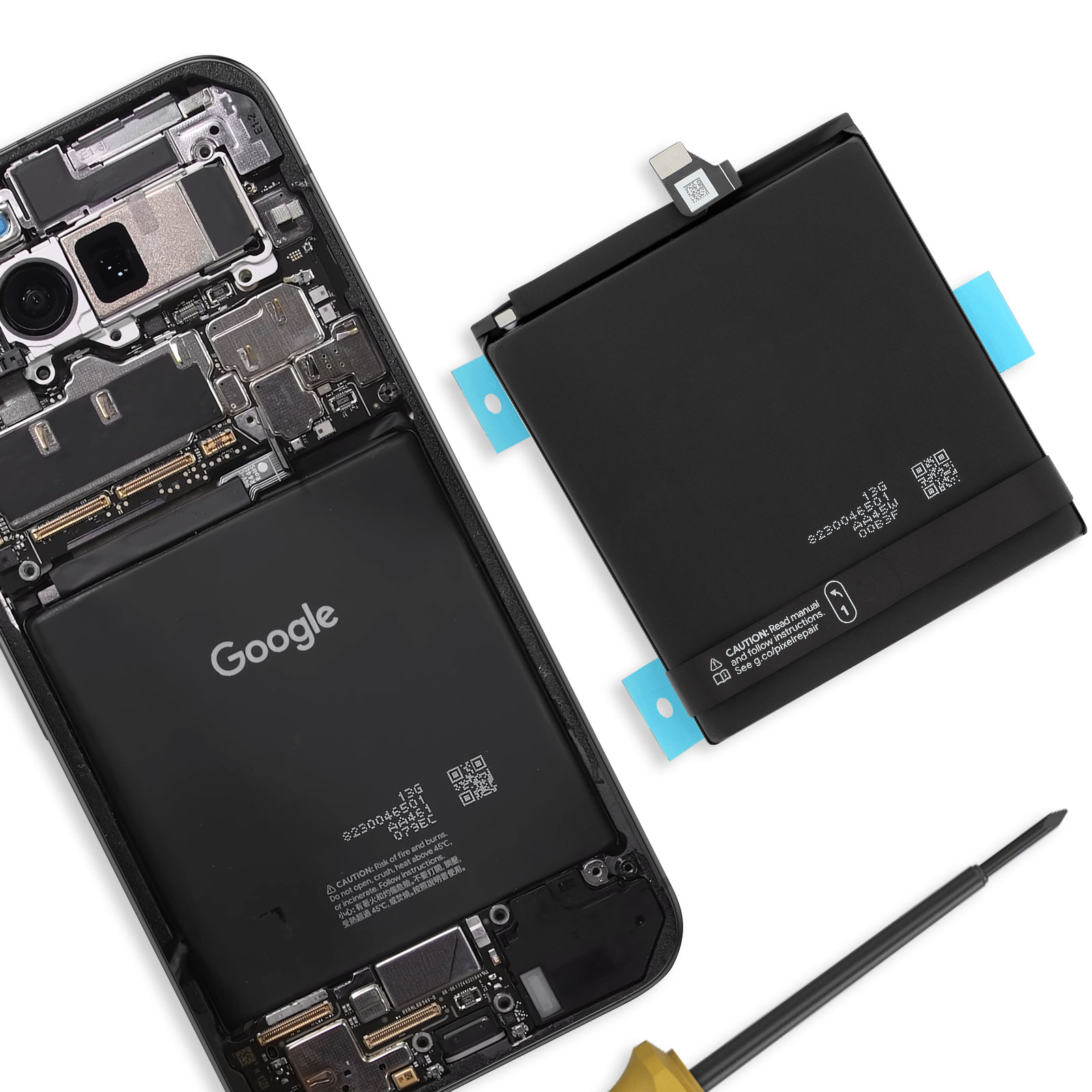 Una batteria per smartphone con logo Google e un telefono smontato accanto.