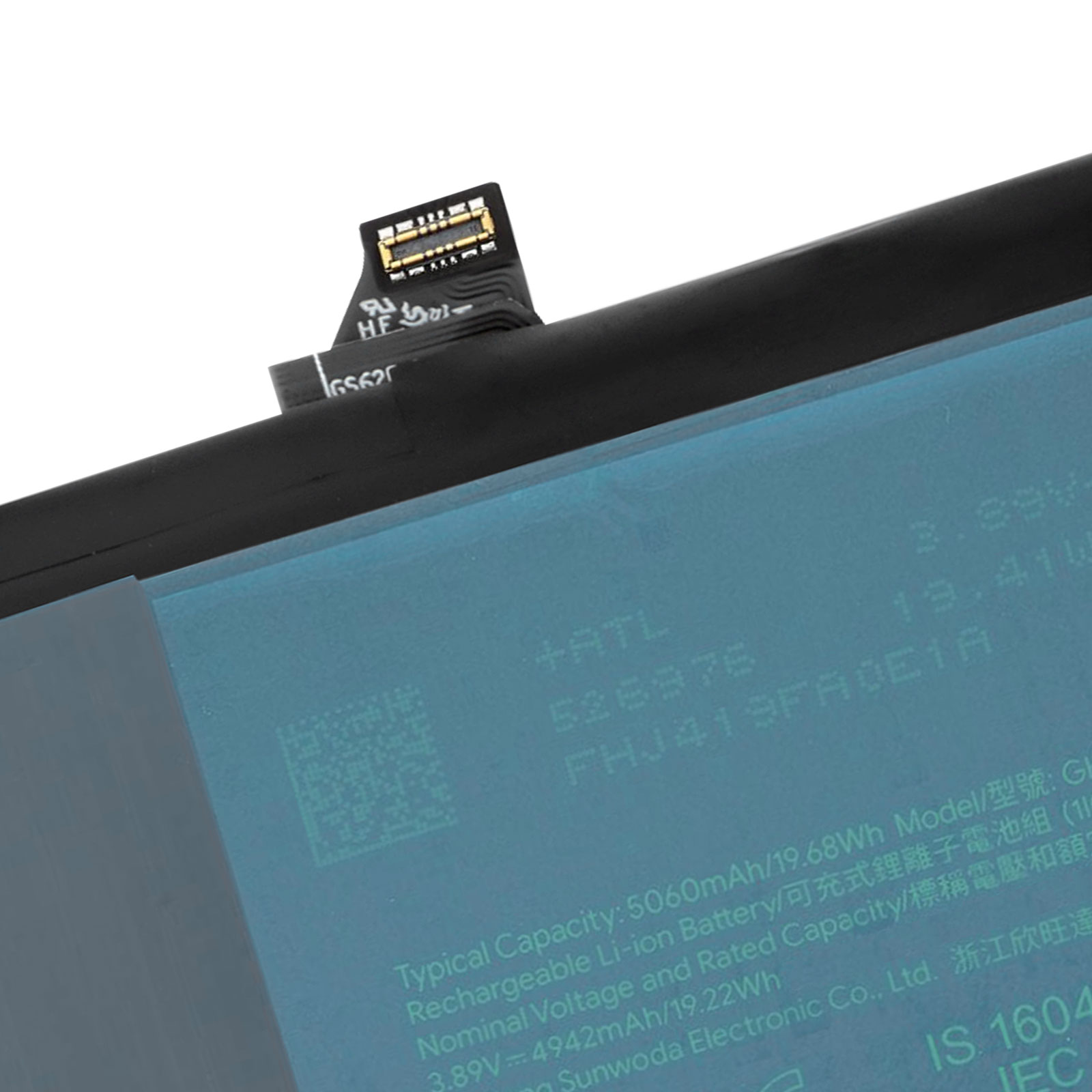 Una batteria con connettore ed etichette come '5060mAh', '3.89V'.