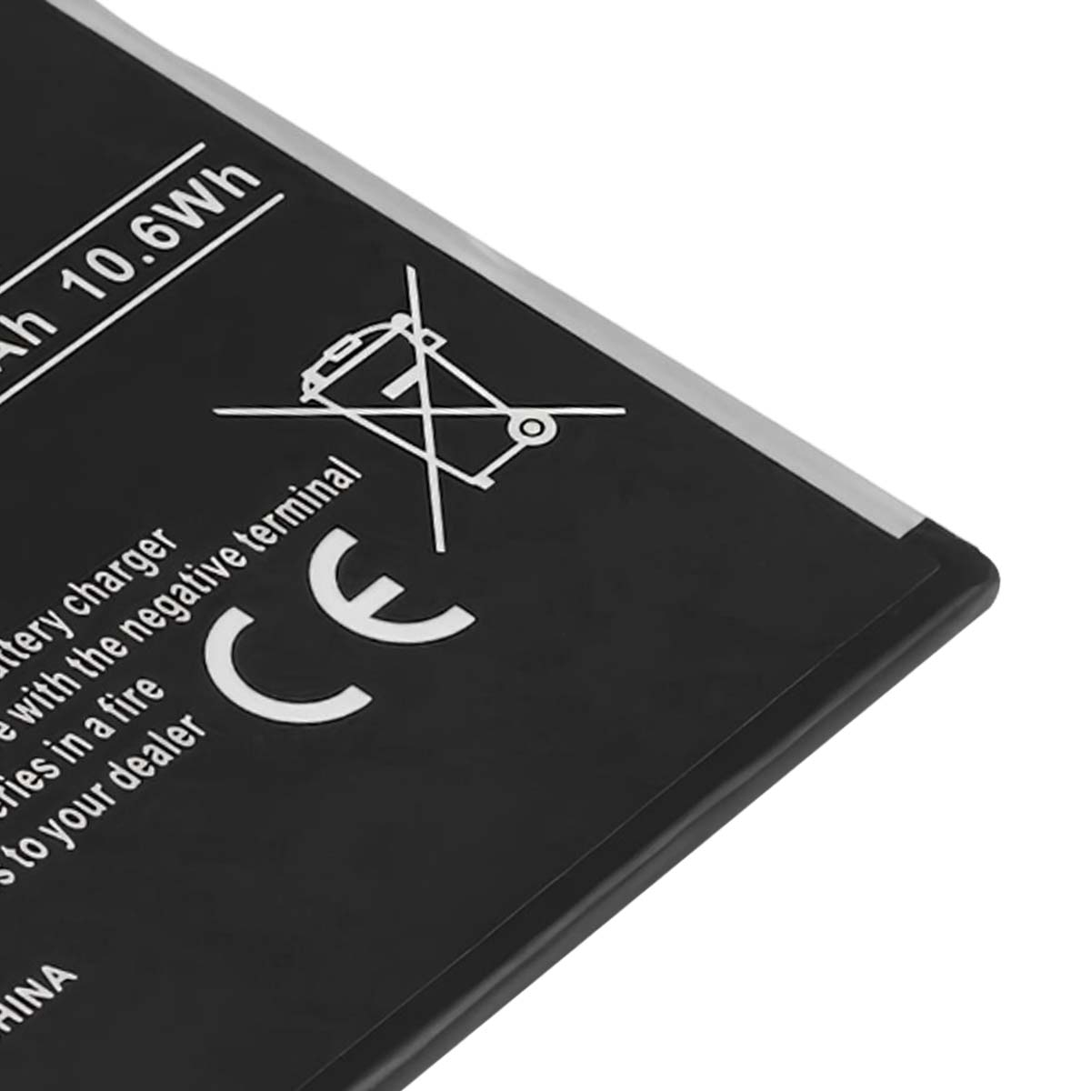 Batteria nera con 10,6Wh, marchio CE e simboli di avvertenza.