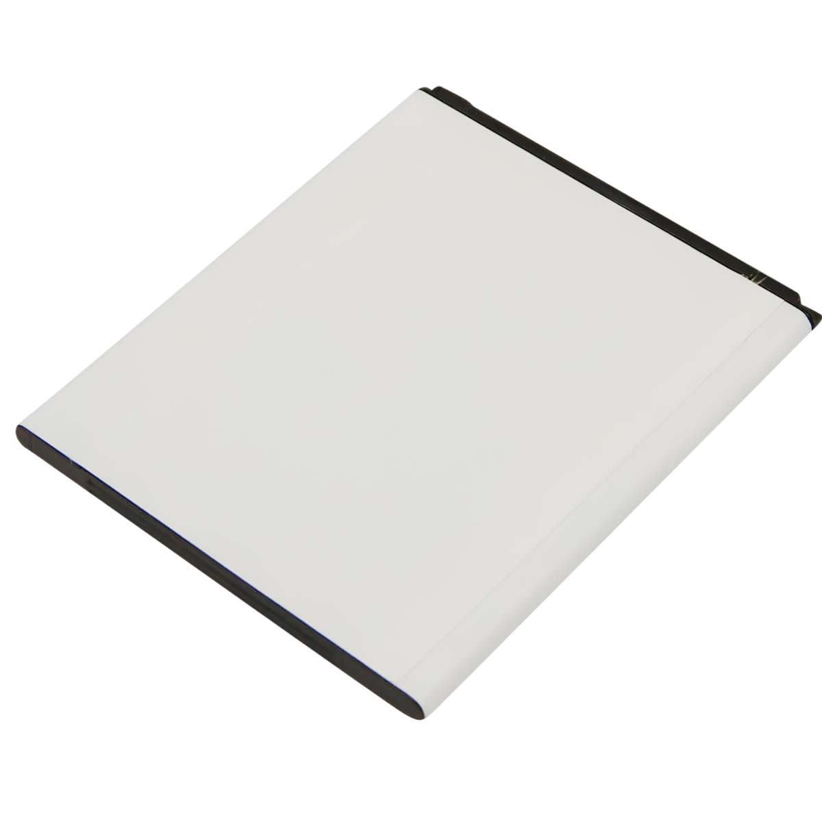 Una batteria bianca con bordo nero su sfondo bianco.