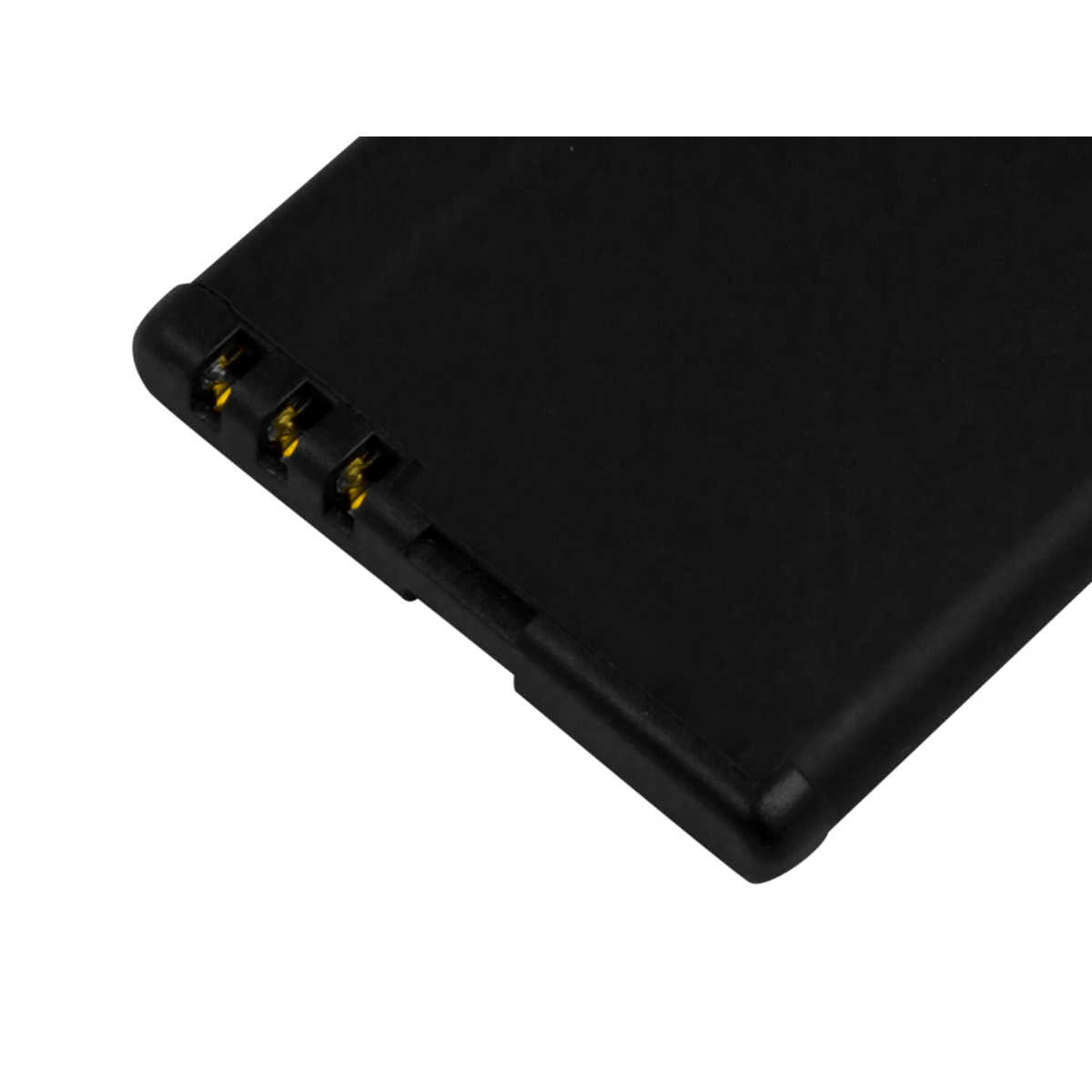 Primo piano di una batteria nera con tre contatti dorati sul lato sinistro.