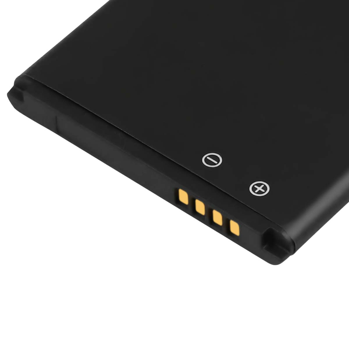 Batteria nera con contatti di ricarica e simboli.