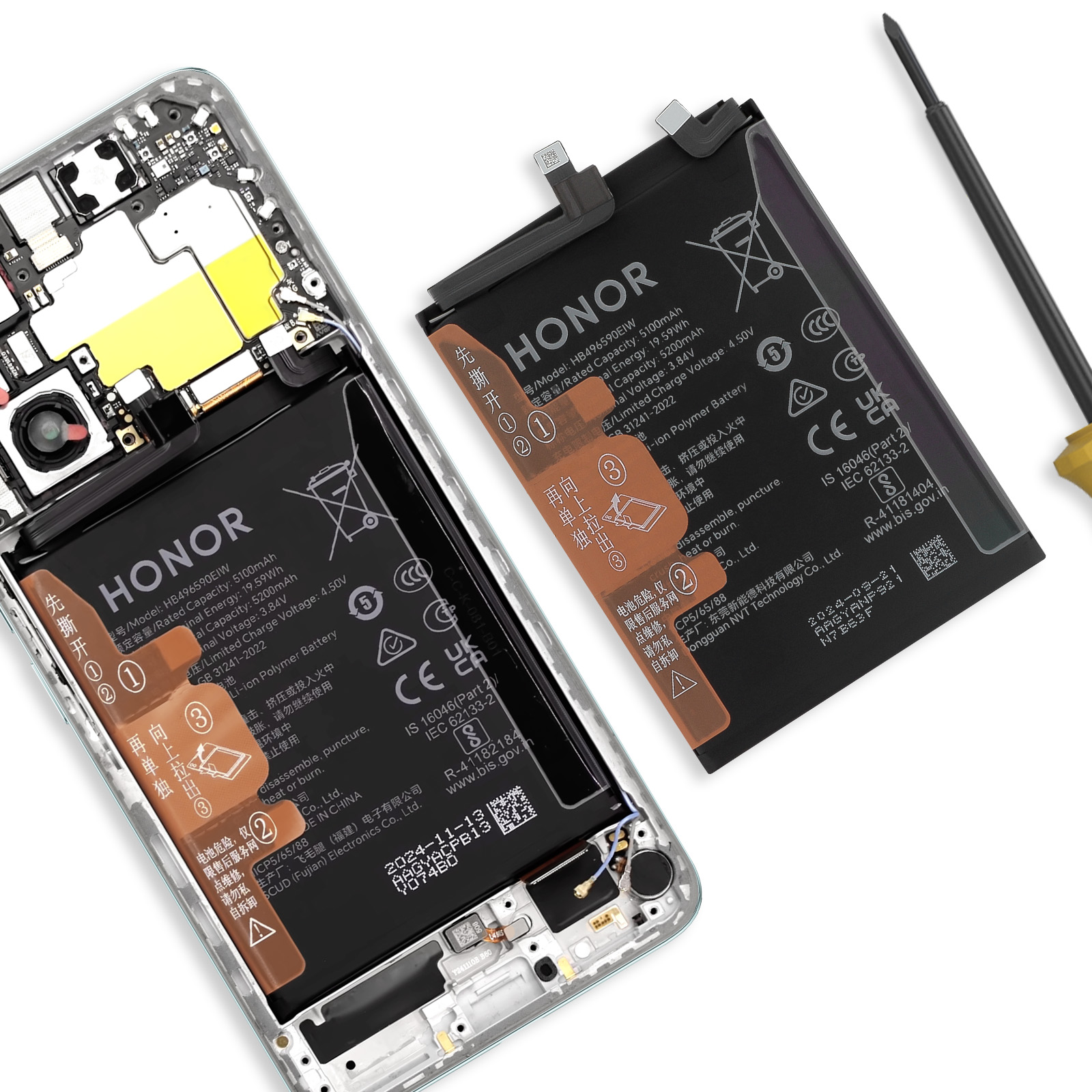 Una batteria Honor giace accanto all'interno aperto di uno smartphone e un cacciavite.
