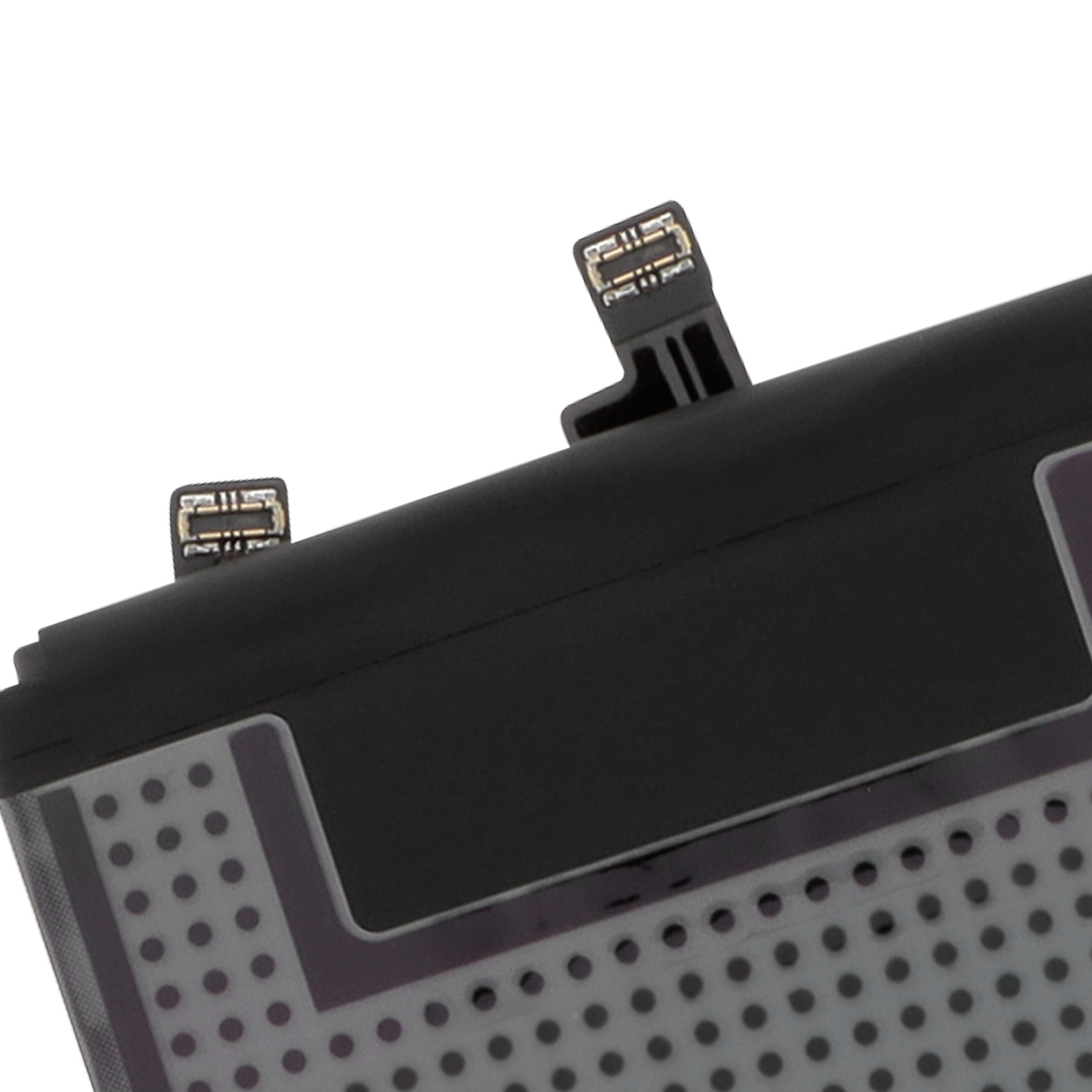Primo piano di una batteria nera con due connettori e un motivo traforato.