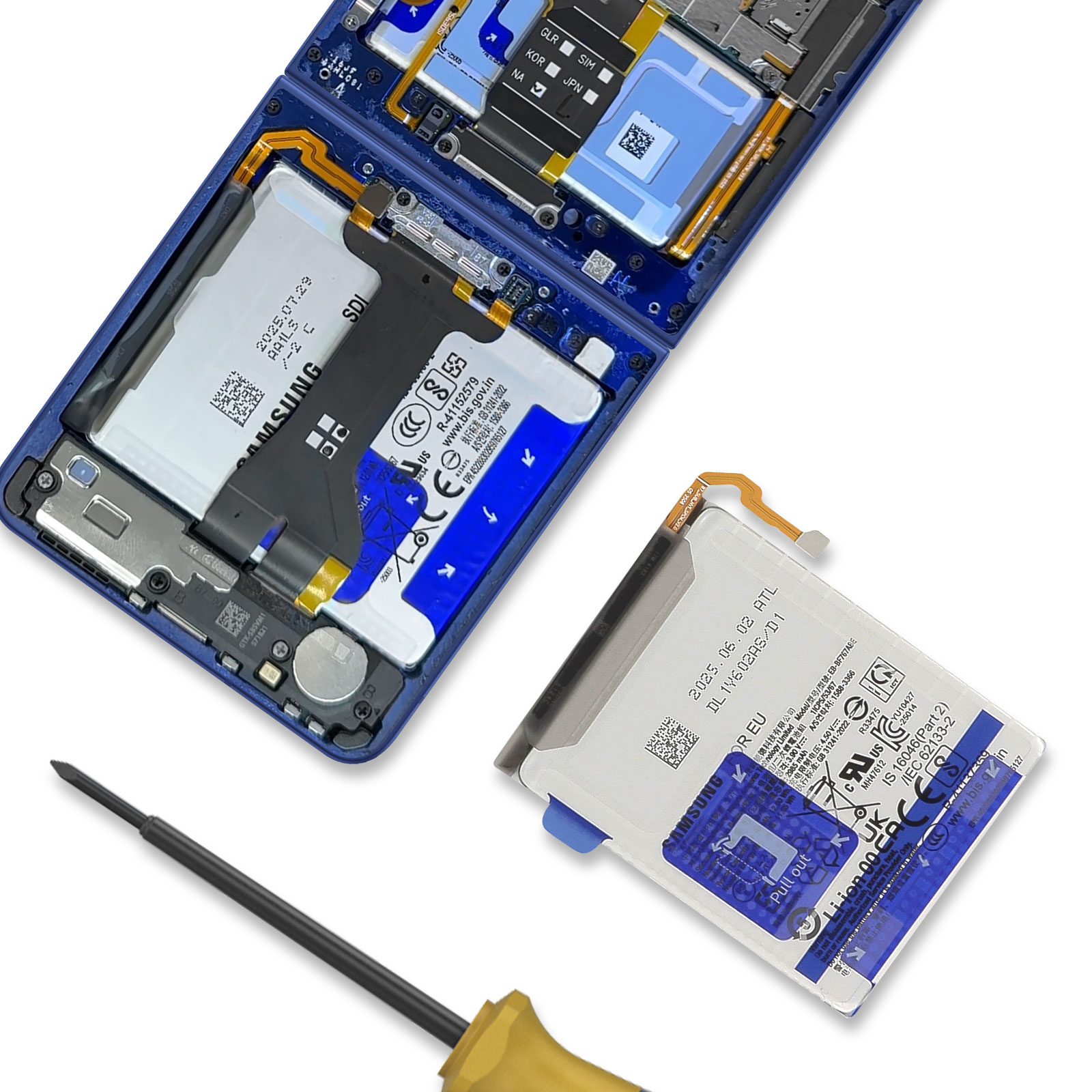 Une batterie de smartphone et un tournevis reposent à côté du boîtier bleu ouvert.