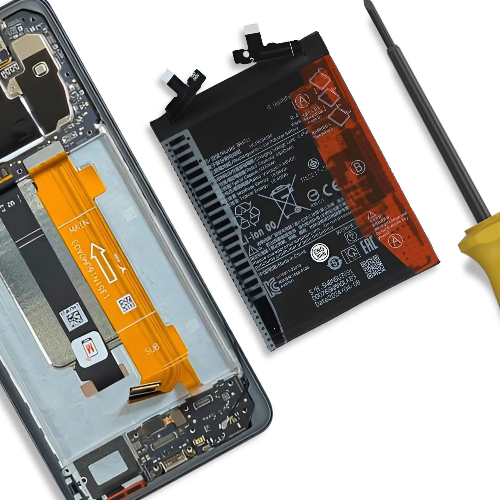 Una batteria per smartphone e un cacciavite giacciono accanto a uno smartphone aperto.