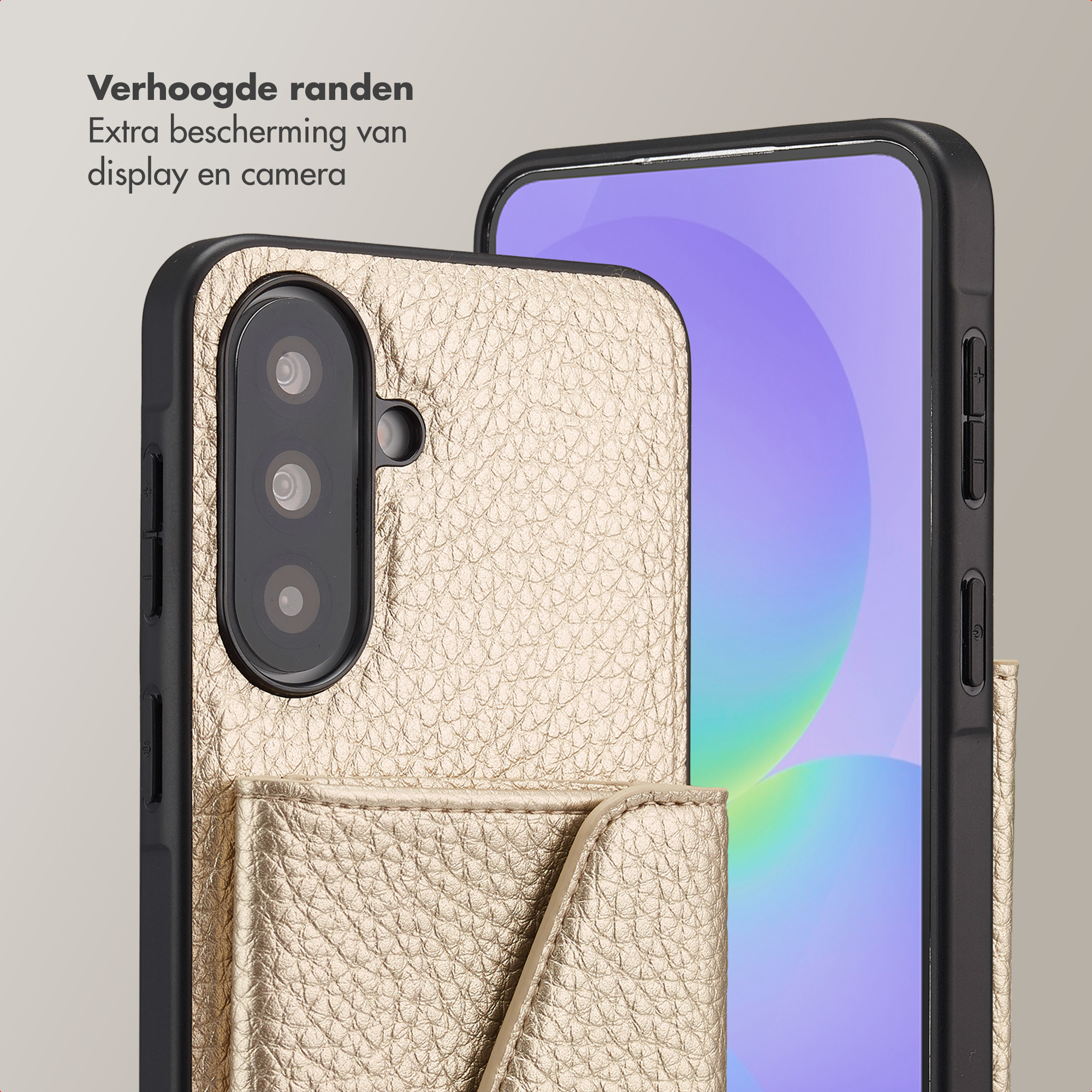 Gouden telefoonhoes met textuur, kaarthouder en cameralensbescherming. Telefoon ernaast.