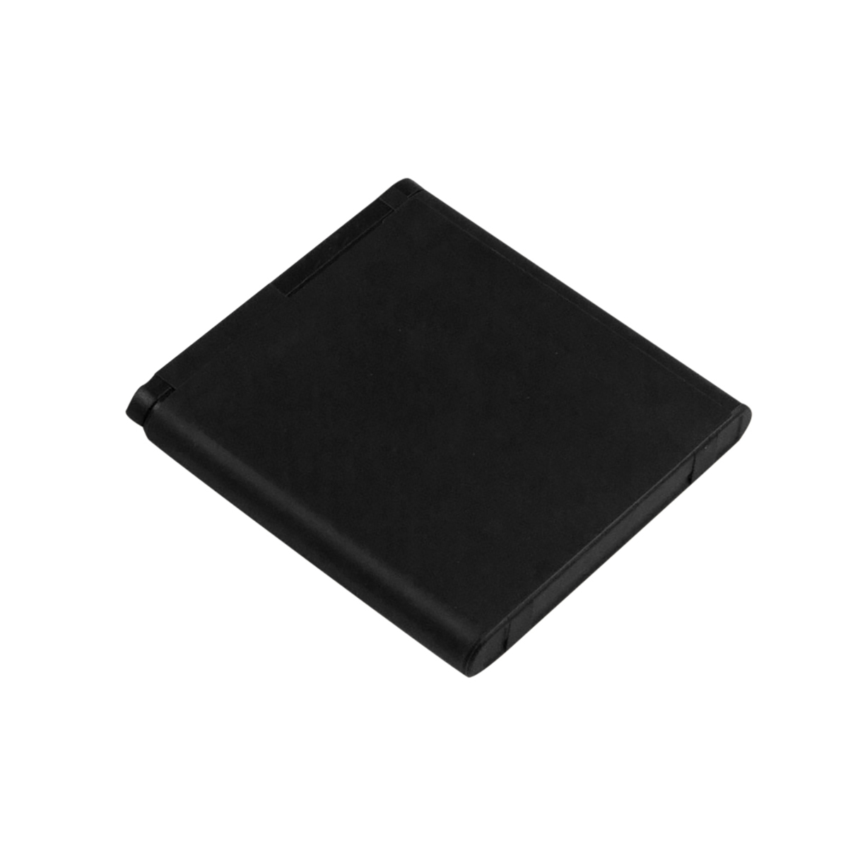 Una batteria nera rettangolare giace su uno sfondo bianco.
