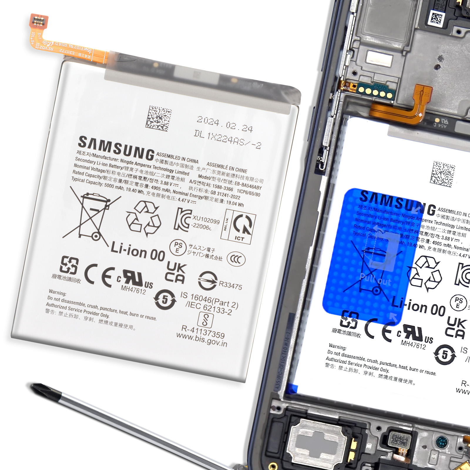 Una batteria per telefono Samsung e una scocca per smartphone con attrezzo.