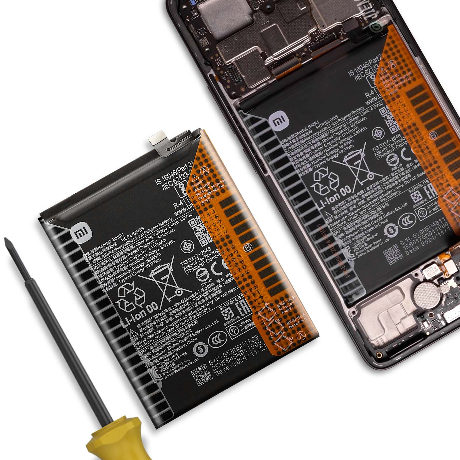 Ein Smartphone-Akku und das offene Smartphone liegen nebeneinander.
