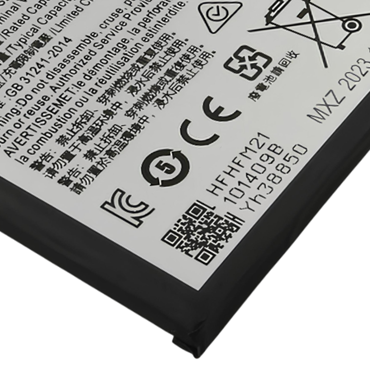 Ein Akku mit Warnhinweisen und QR-Codes. Modellnummer MXZ 2023.