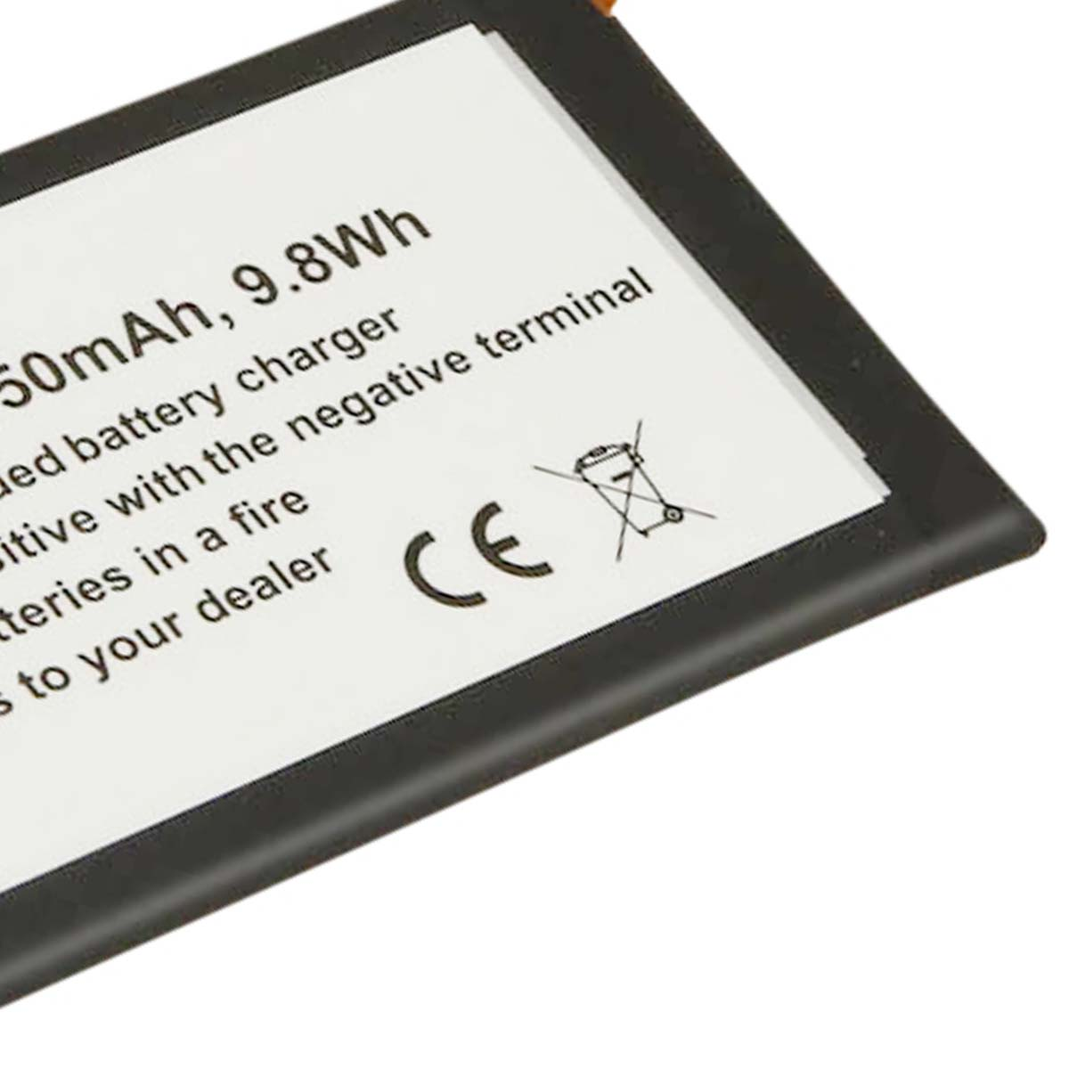 Una batteria nera con testo e marchio CE.