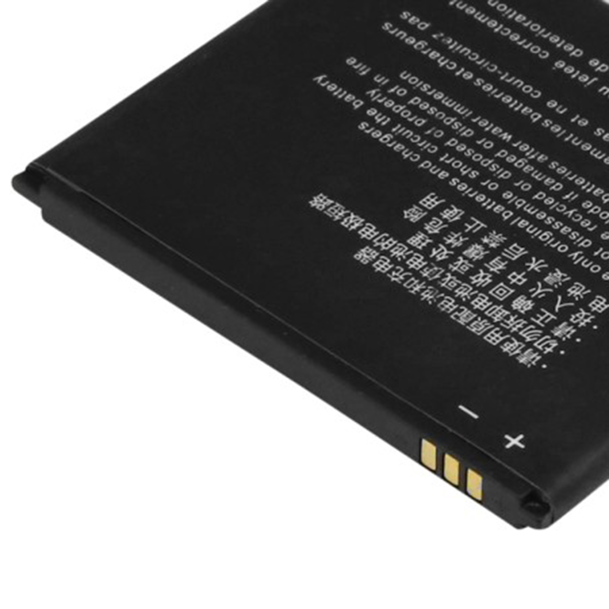 Batteria nera con testo di avvertenza multilingue e connettori.