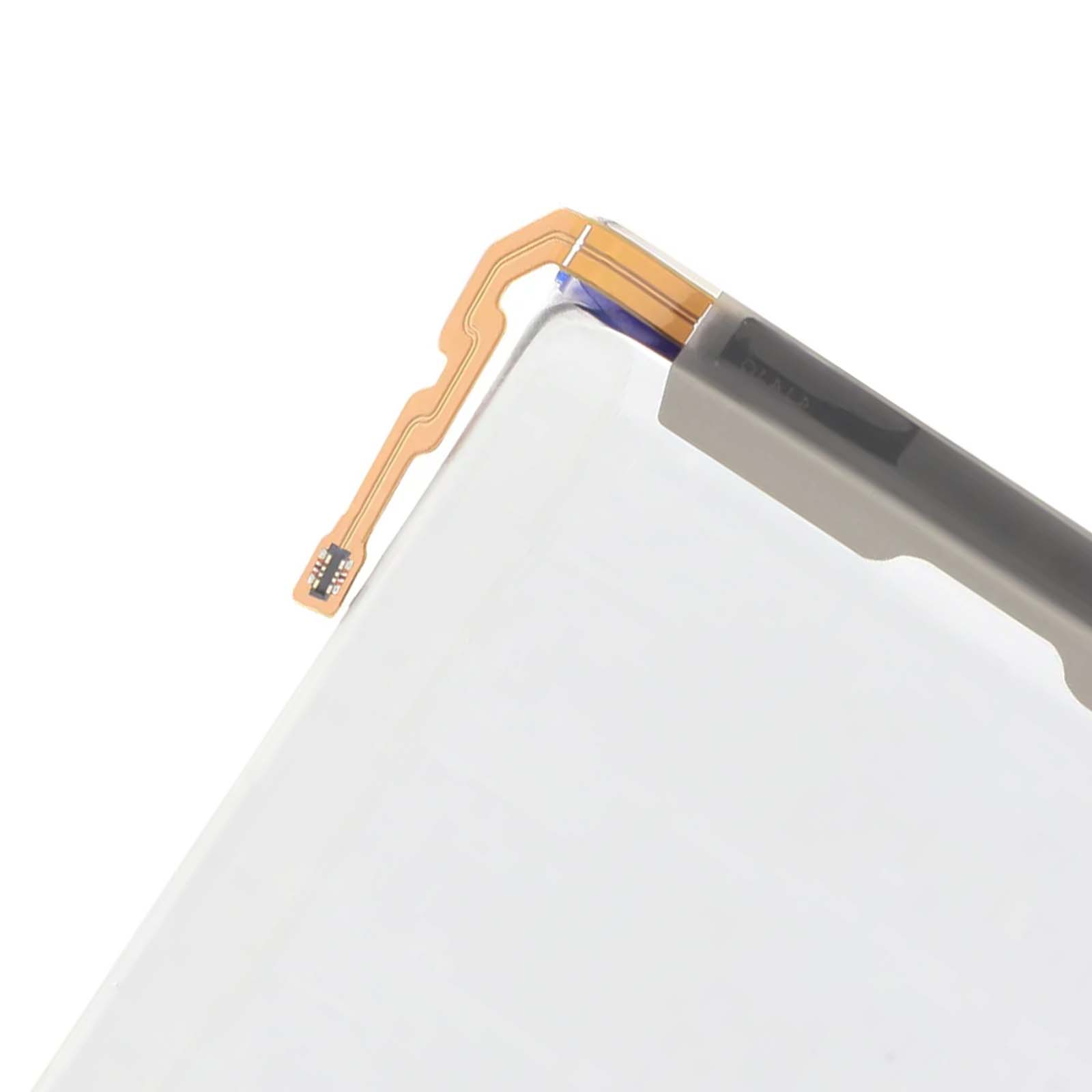 Cavo flessibile con chip su un oggetto bianco e liscio. Connettore grigio.