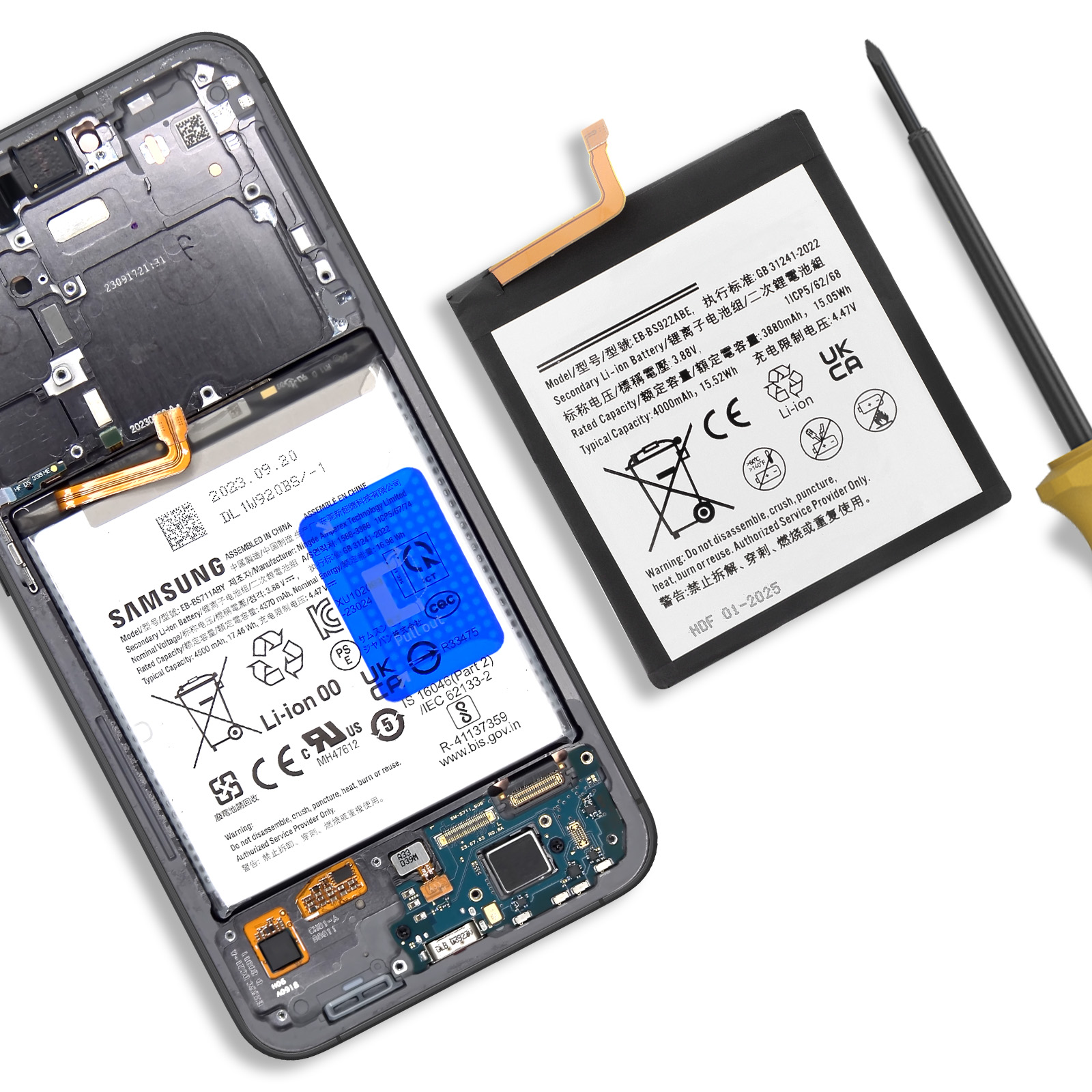Ein Smartphone-Gehäuse mit freiliegender Elektronik und zwei Li-Ion-Akkus daneben.
