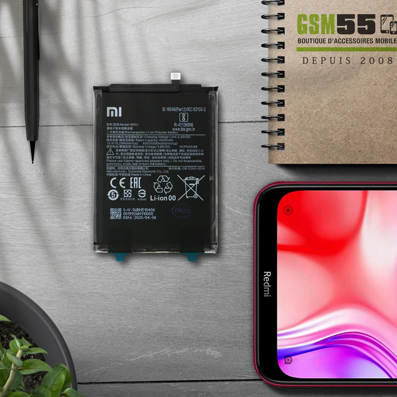 Una batteria Li-Ion Xiaomi BN51 da 4900mAh, dettagli sull'etichetta.