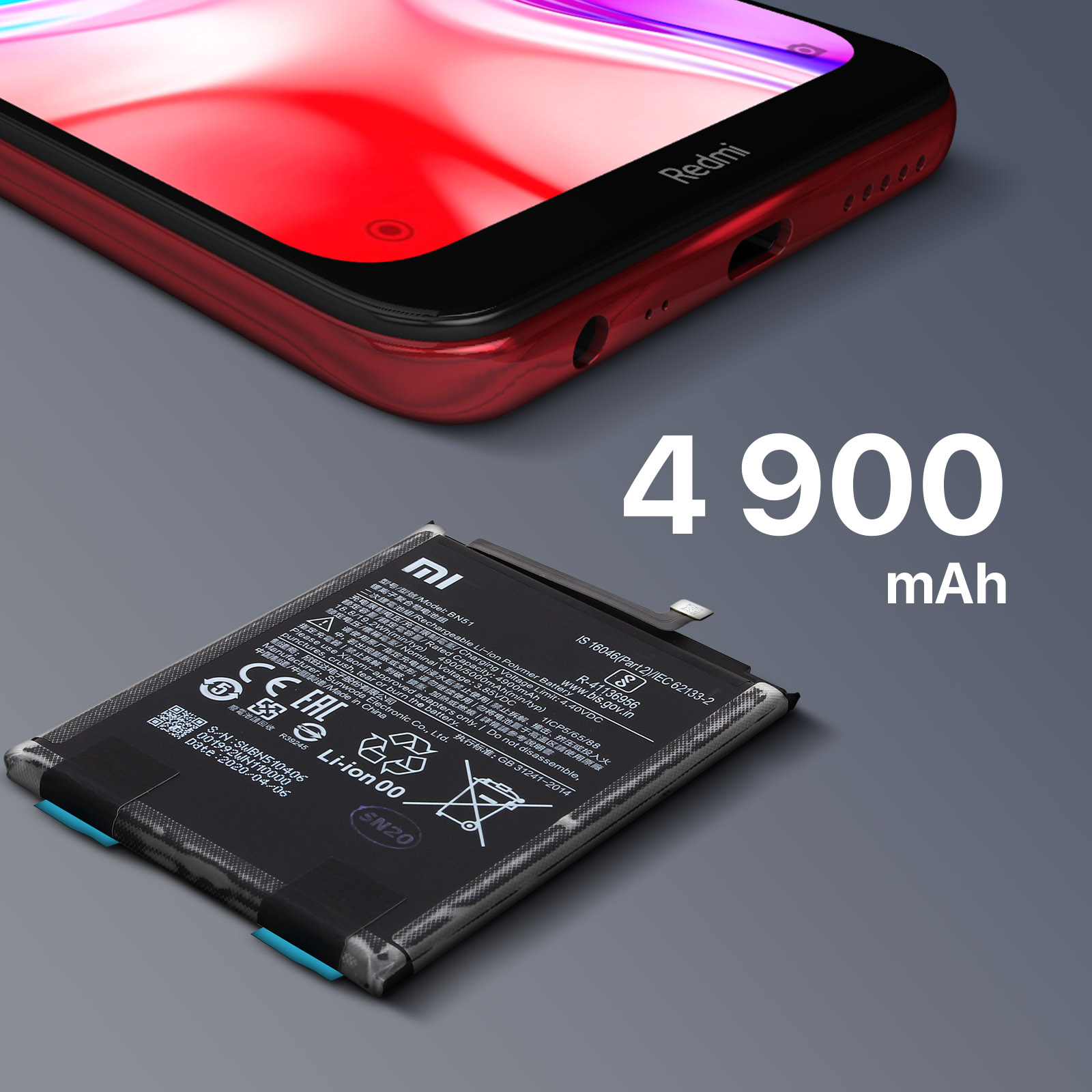 Uno smartphone rosso poggia accanto a una batteria da 4900 mAh.