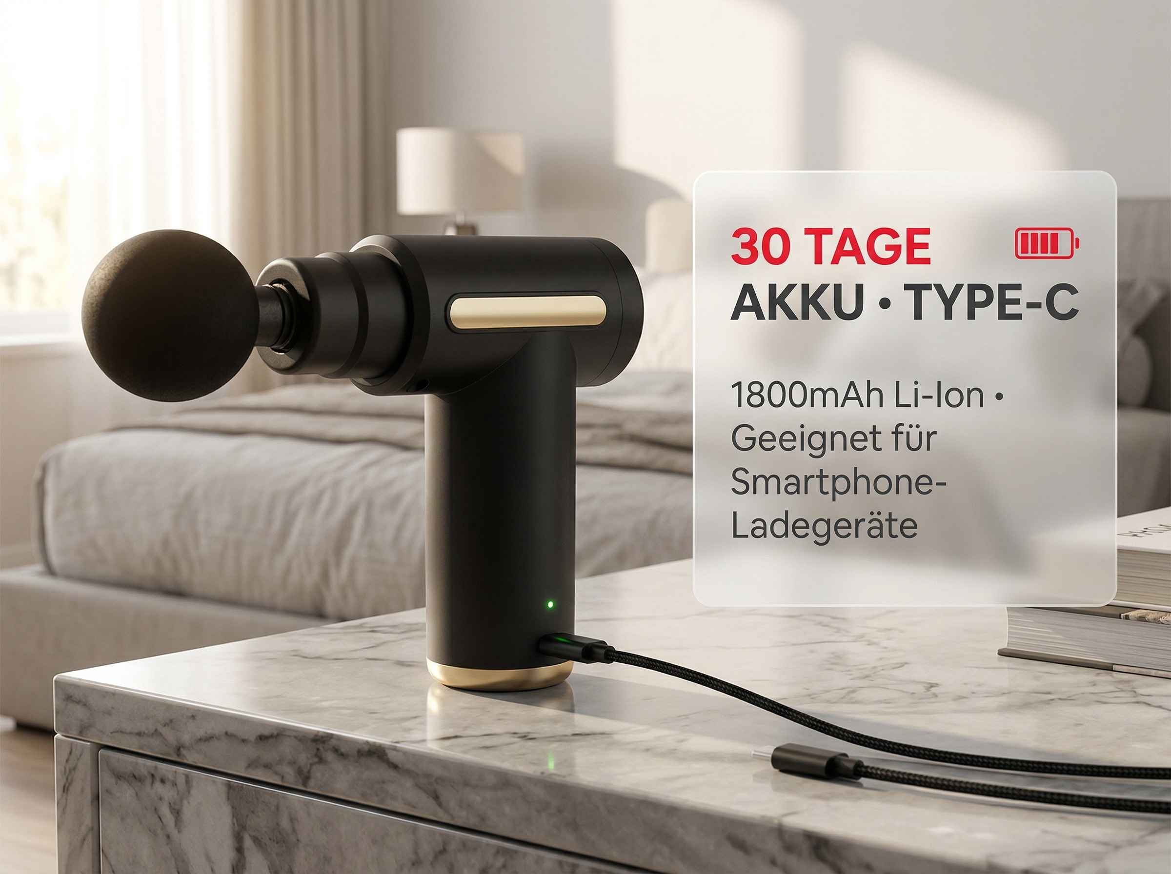 Schwarzes Massagegerät mit Kugelaufsatz lädt über USB-C auf einem Marmortisch.