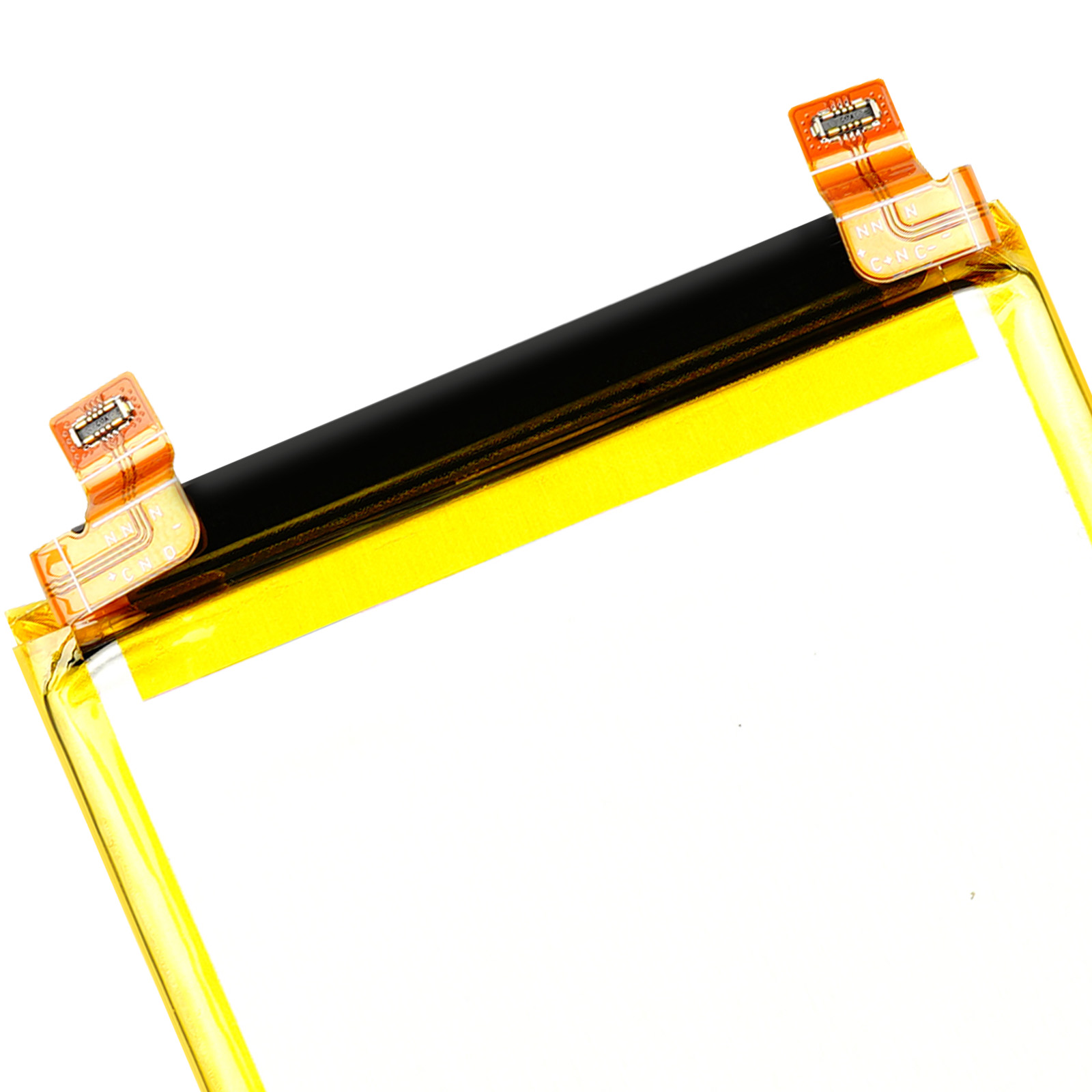 Parte di una batteria con nastro giallo e cavo di collegamento arancione.