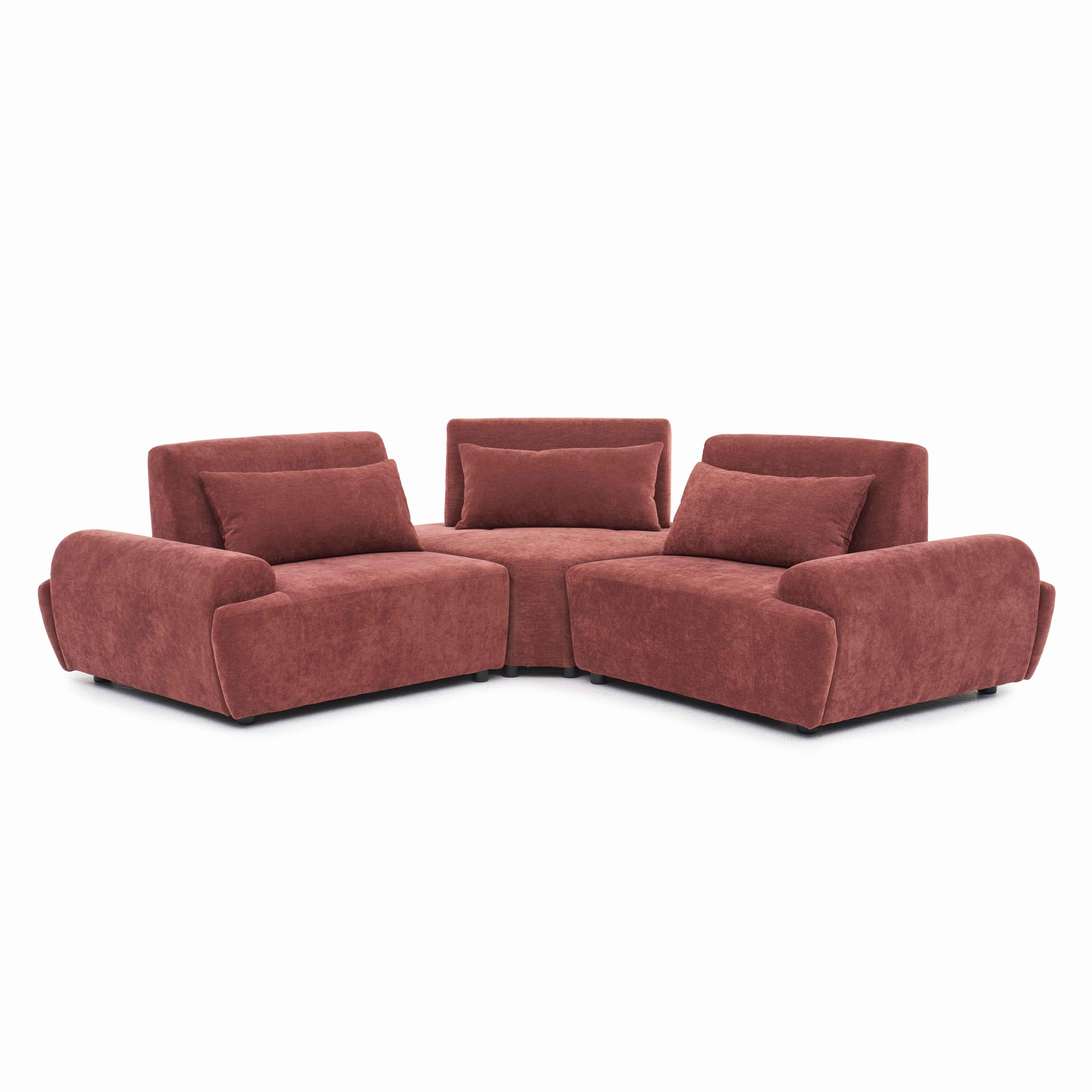 Ein korallenrotes Ecksofa mit Kissen auf weißem Hintergrund.