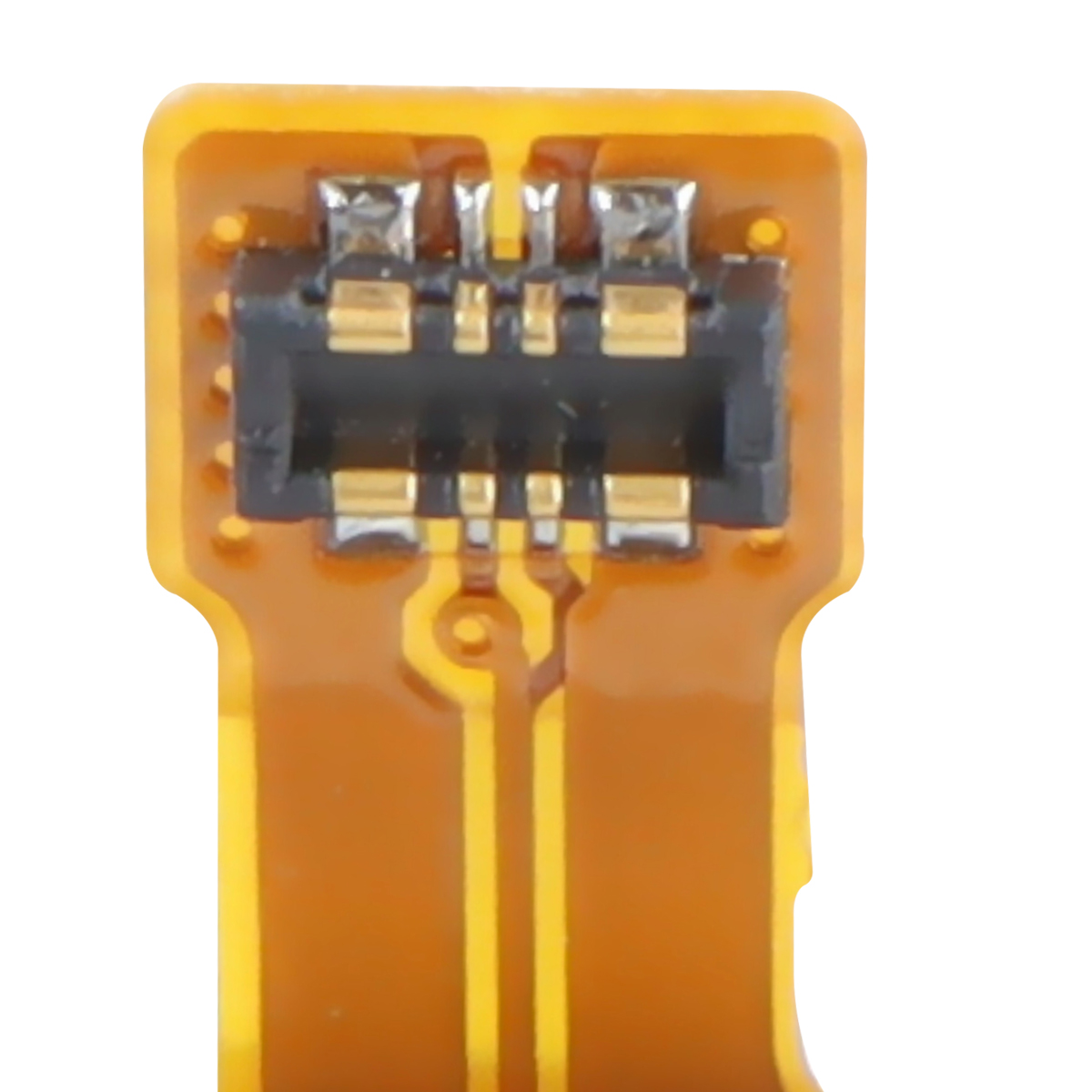 Nahaufnahme eines Batterieanschlusskabels mit goldenen Kontakten.