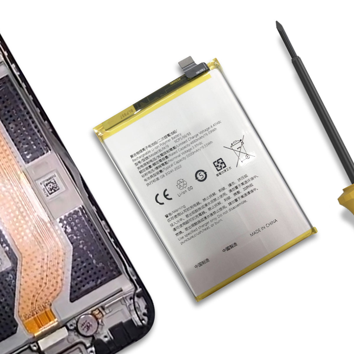 Una batteria per smartphone, un attrezzo e un telefono aperto su sfondo bianco.