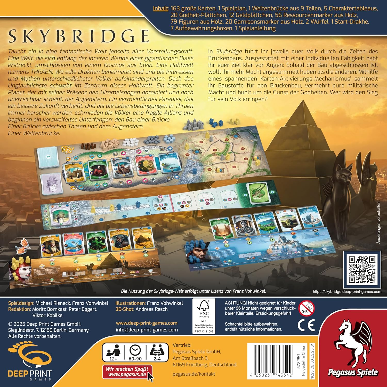 Spielbrett mit Karten und Figuren für das Spiel Skybridge, mit ägyptischer Pyramide im Hintergrund.