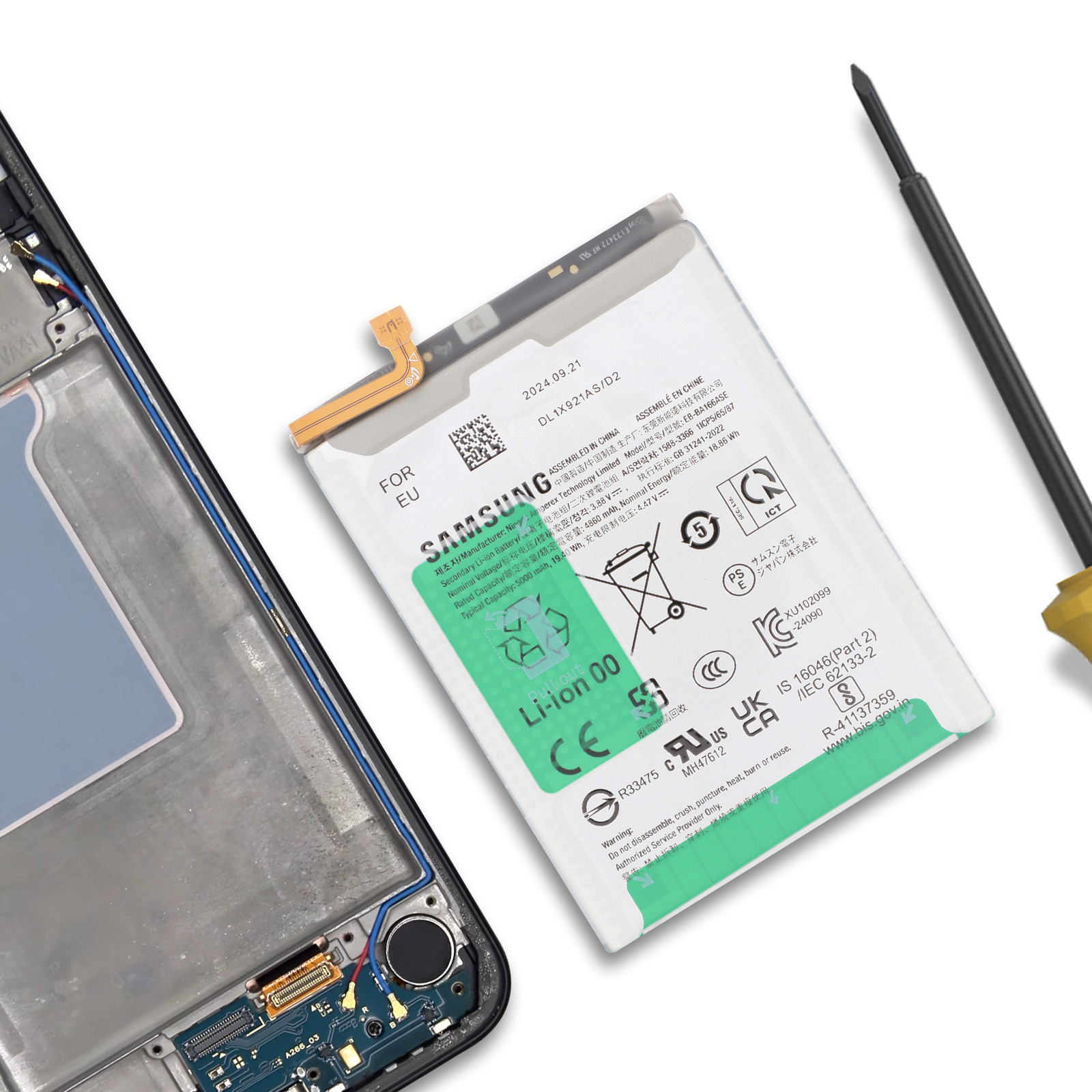 Une batterie Samsung Li-ion repose à côté d'un smartphone ouvert et d'un tournevis.