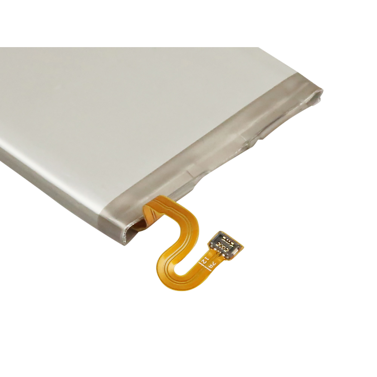 Una batteria sottile e argentata con un cavo giallo flessibile e connettore.