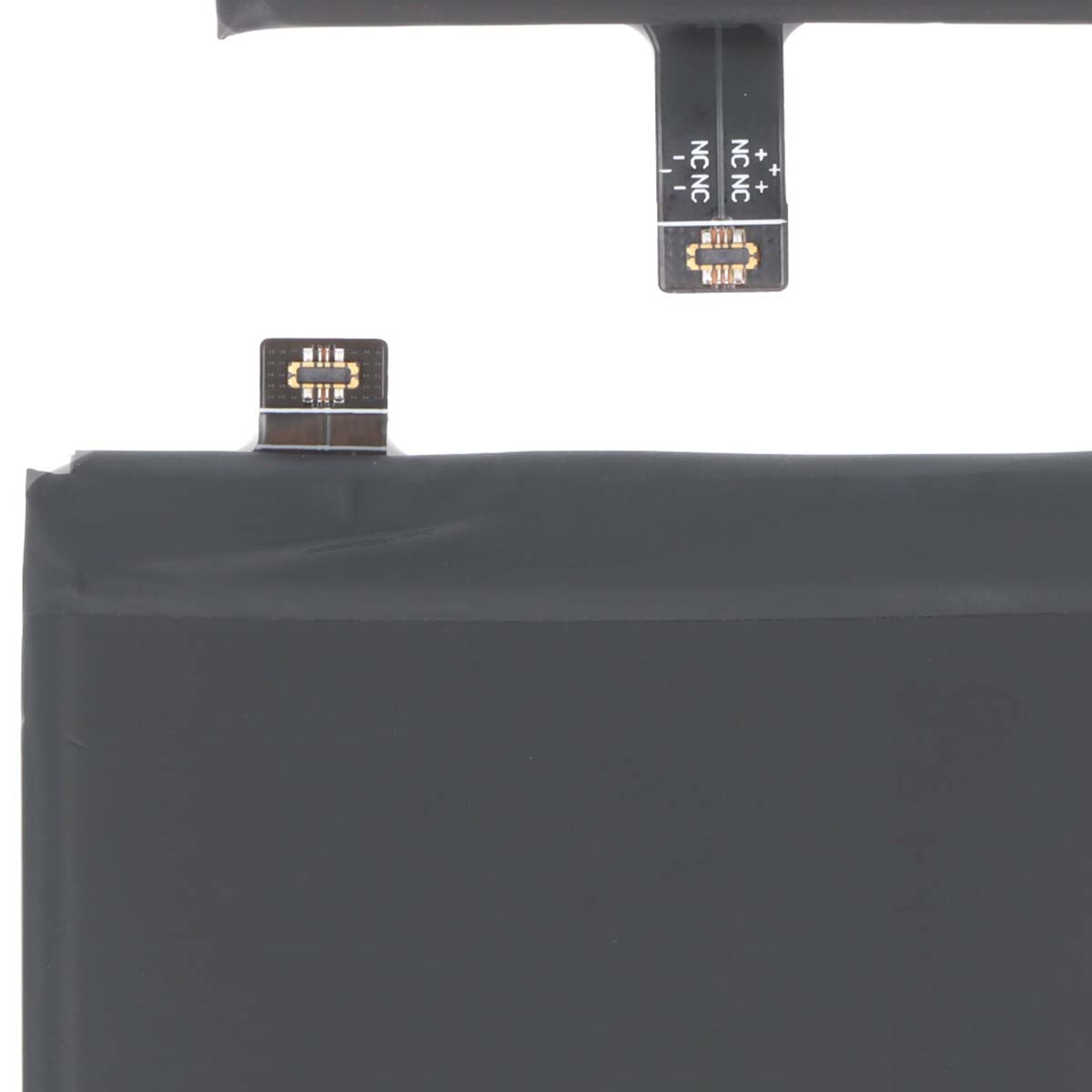 Batteria nera con due cavi di collegamento e marcature.