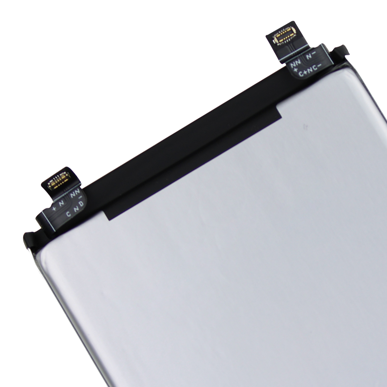 Parte di una batteria agli ioni di litio con cavi di collegamento neri ed etichette.
